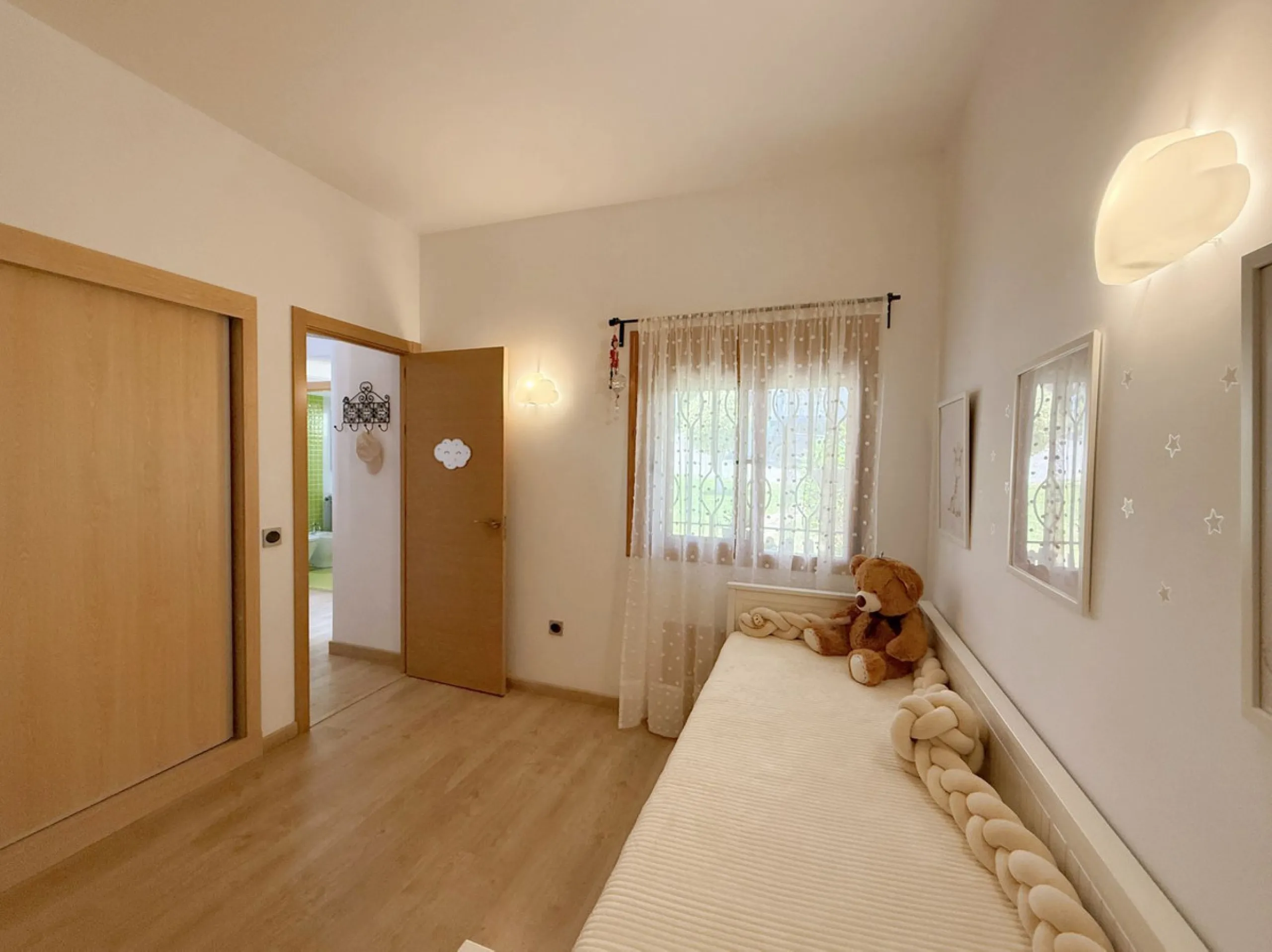 House - Semi-Detached House в продаже в Estepona, Málaga. В доме 3 спален и 2 ванных комнат. Площадь дома 123 м². Площадь участка 416 м²