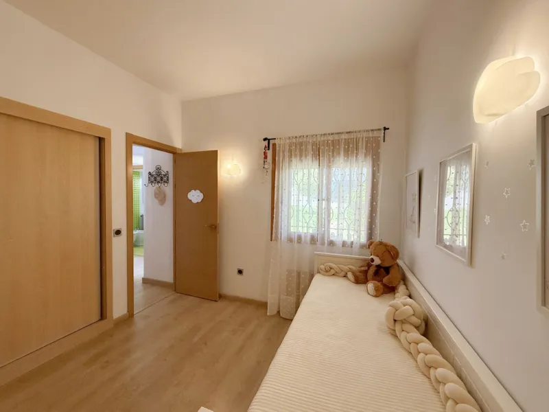 House - Semi-Detached House в продаже в Estepona, Málaga. В доме 3 спален и 2 ванных комнат. Площадь дома 123 м². Площадь участка 416 м²