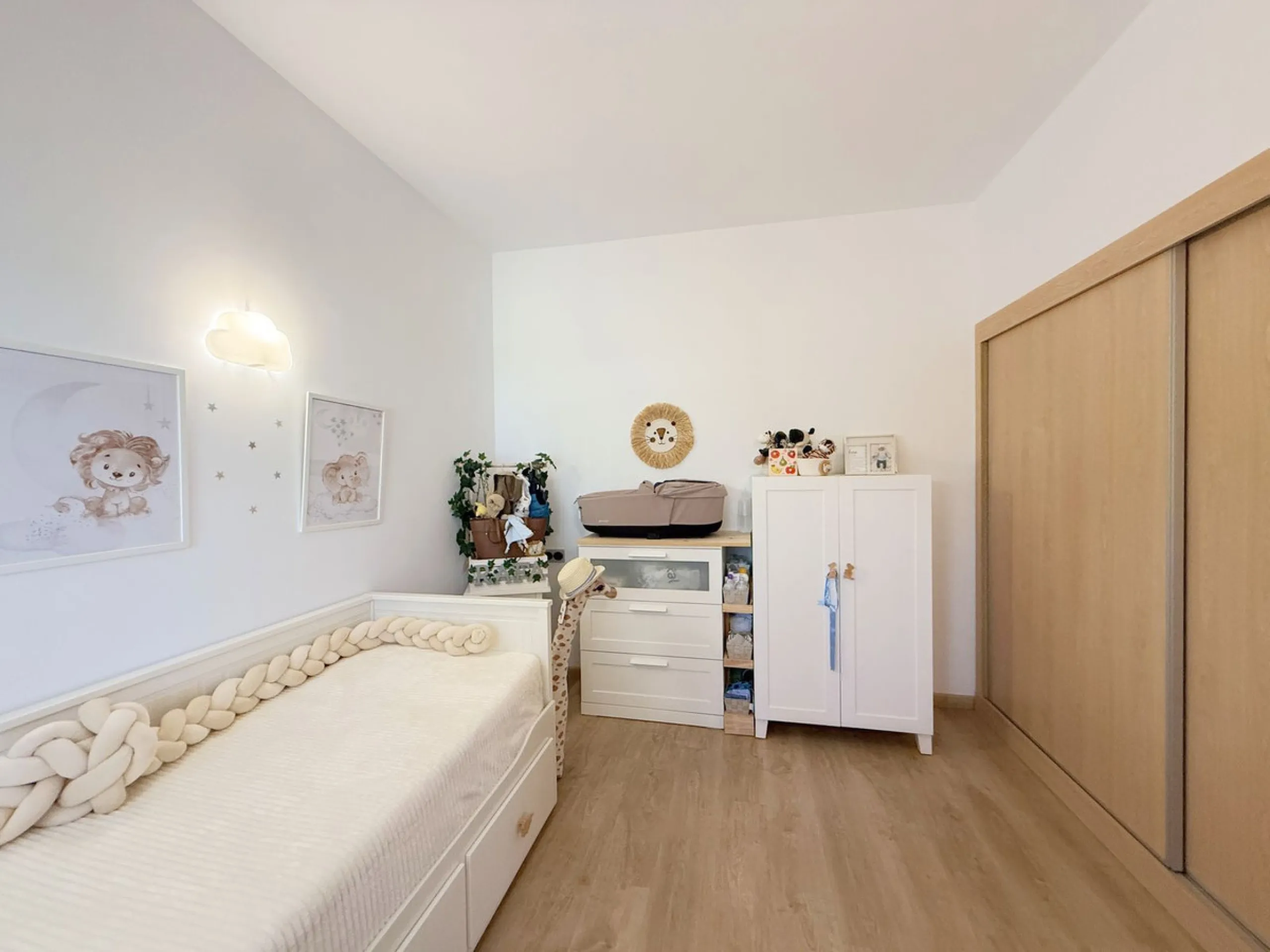 House - Semi-Detached House в продаже в Estepona, Málaga. В доме 3 спален и 2 ванных комнат. Площадь дома 123 м². Площадь участка 416 м²