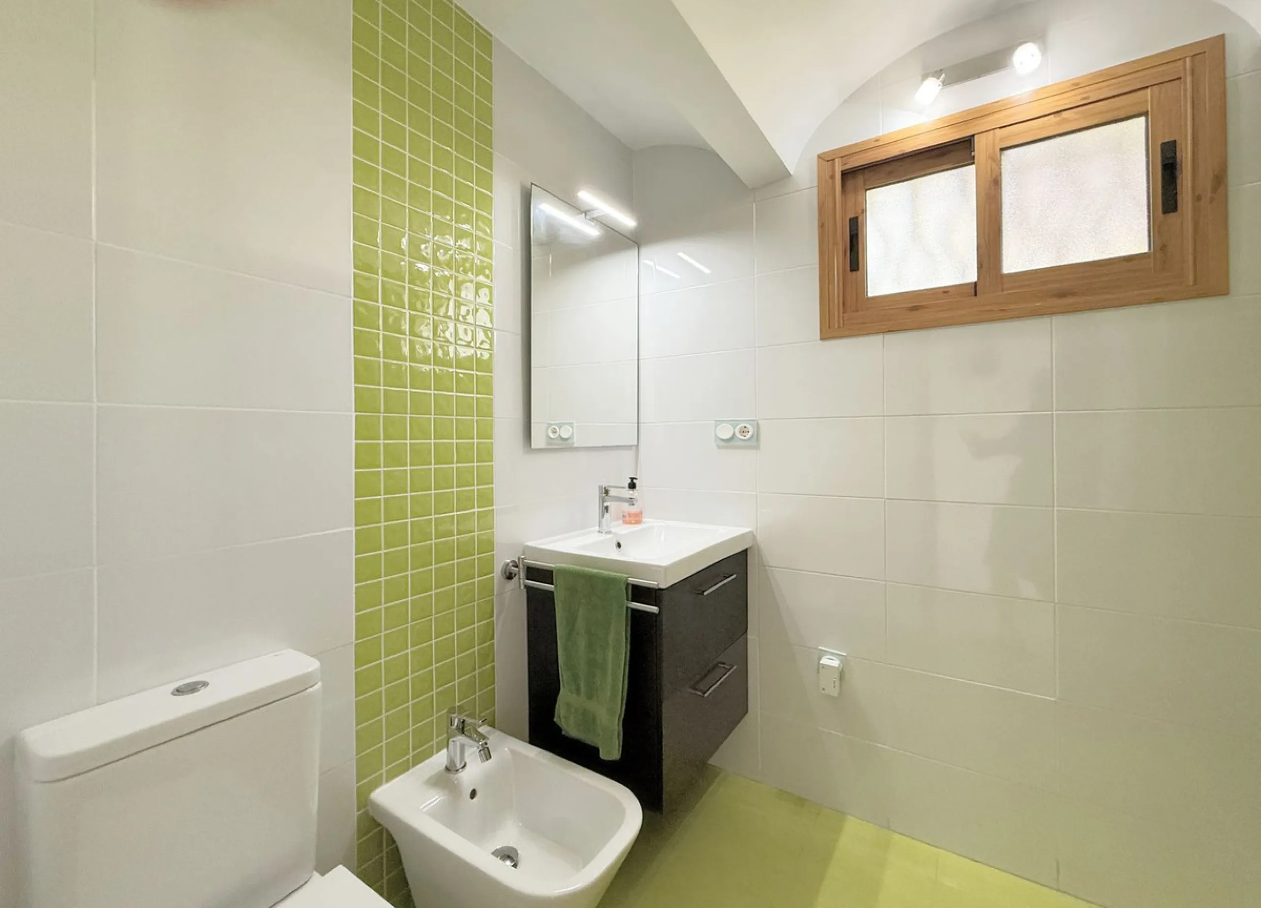 House - Semi-Detached House в продаже в Estepona, Málaga. В доме 3 спален и 2 ванных комнат. Площадь дома 123 м². Площадь участка 416 м²