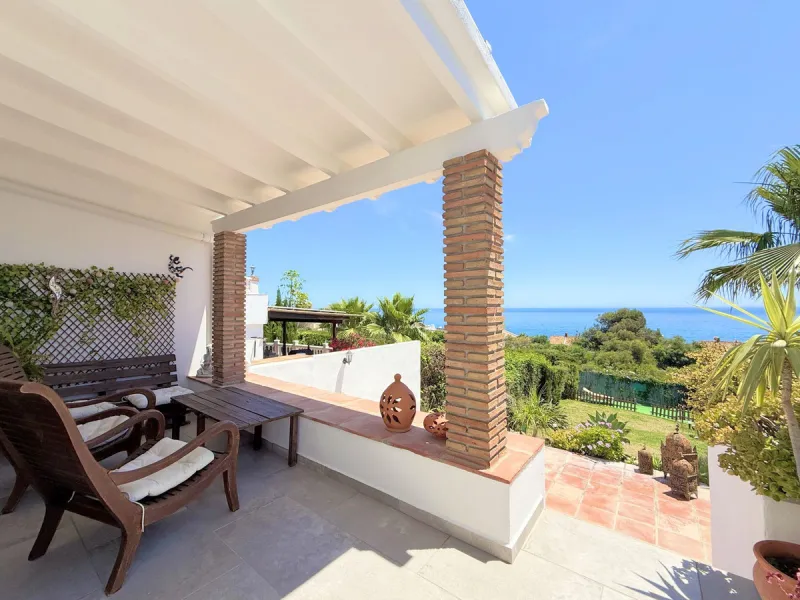 House - Semi-Detached House в продаже в Estepona, Málaga. В доме 3 спален и 2 ванных комнат. Площадь дома 123 м². Площадь участка 416 м²