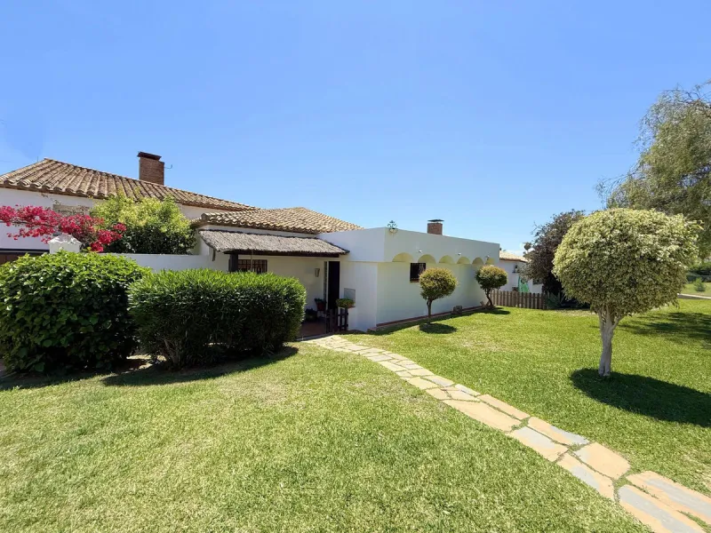 House - Semi-Detached House в продаже в Estepona, Málaga. В доме 3 спален и 2 ванных комнат. Площадь дома 123 м². Площадь участка 416 м²