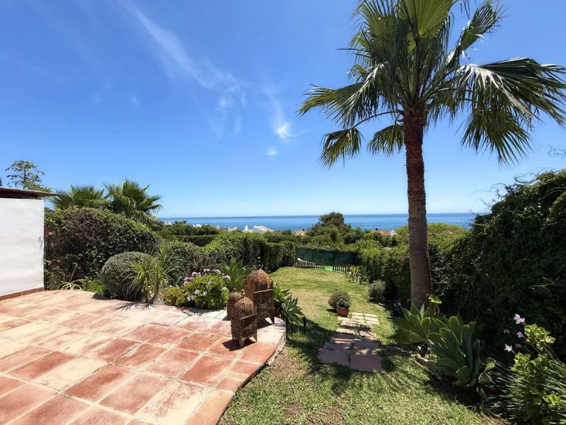 House - Semi-Detached House в продаже в Estepona, Málaga. В доме 3 спален и 2 ванных комнат. Площадь дома 123 м². Площадь участка 416 м²