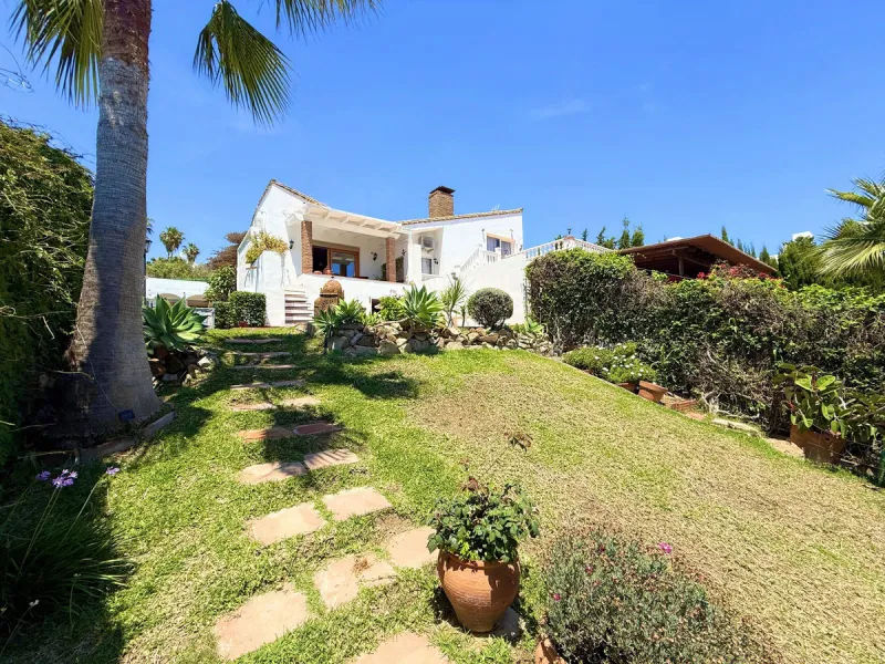 House - Semi-Detached House в продаже в Estepona, Málaga. В доме 3 спален и 2 ванных комнат. Площадь дома 123 м². Площадь участка 416 м²