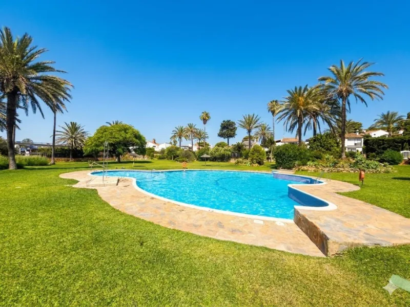House - Semi-Detached House в продаже в Estepona, Málaga. В доме 3 спален и 2 ванных комнат. Площадь дома 123 м². Площадь участка 416 м²