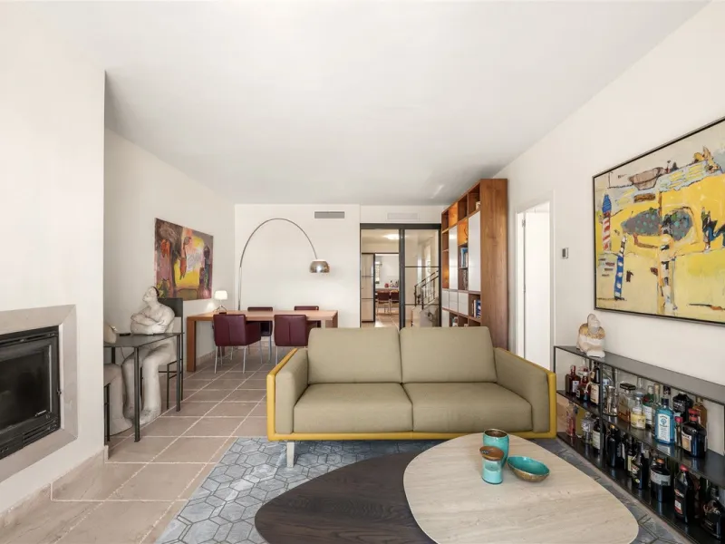 Exceptional panoramic duplex penthouse is located in the prestigious Los Flamingos Golf Resort and offers four bedrooms and two and a half bathrooms, beautifully presented in a refined modern rustic style.