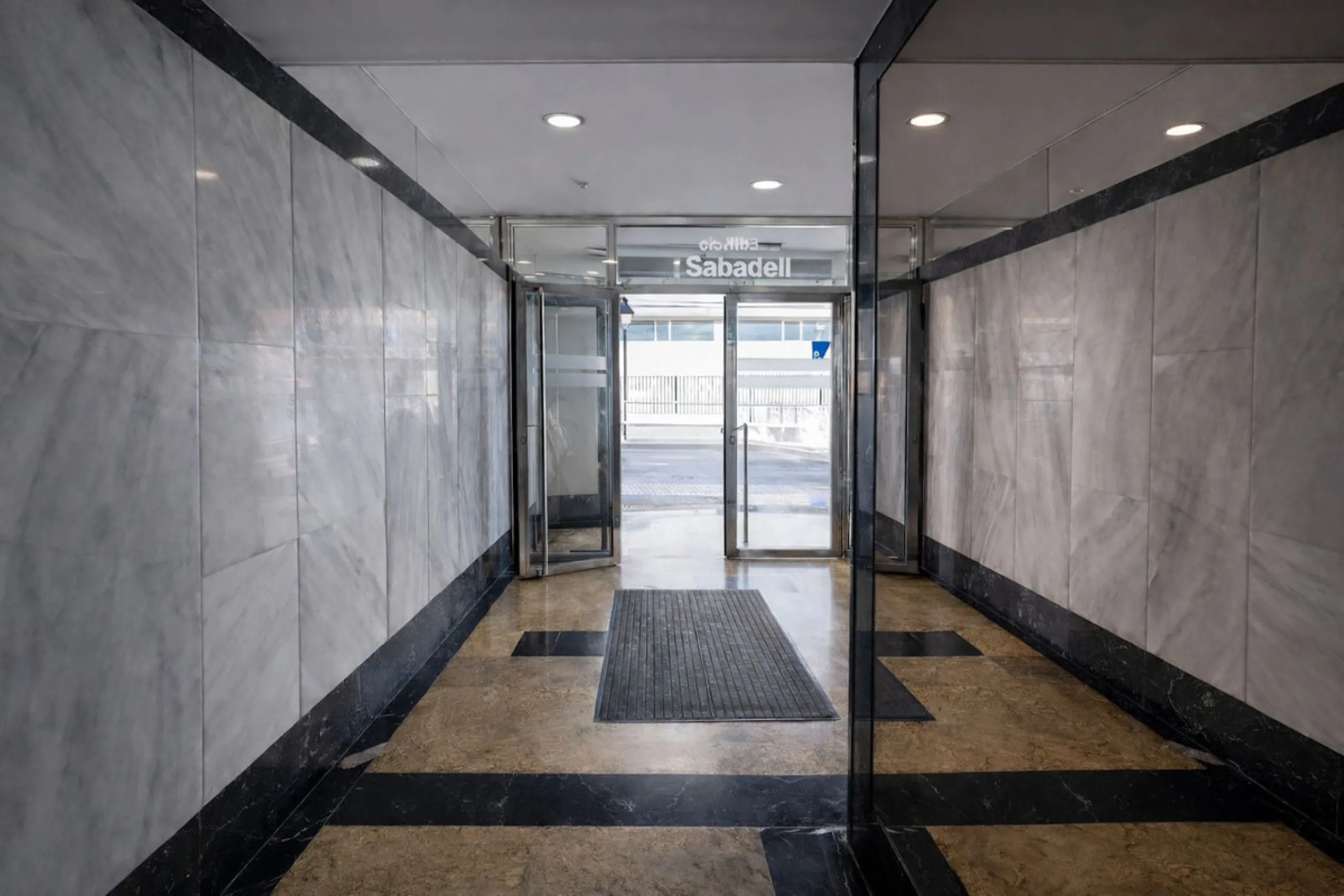 Office in the Heart of Marbella – Edificio Sabadell