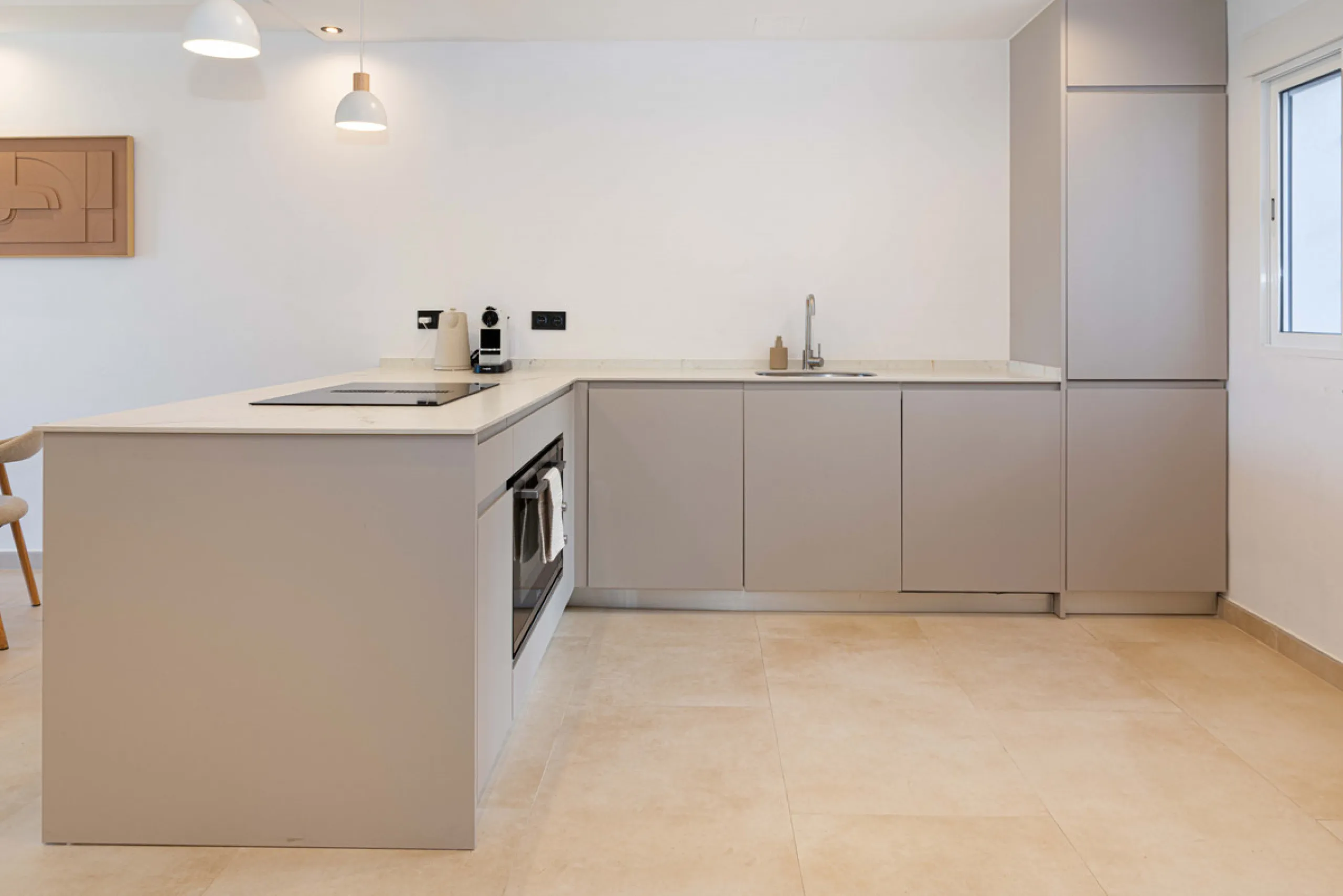 This stunning 2-bedroom, 2-bathroom apartment is located in the sought-after Aloha Royal development in Nueva Andalucía, Marbella. Recently fully renovated, the property is presented in immaculate condition, with all fixtures, fittings, and appliances bra