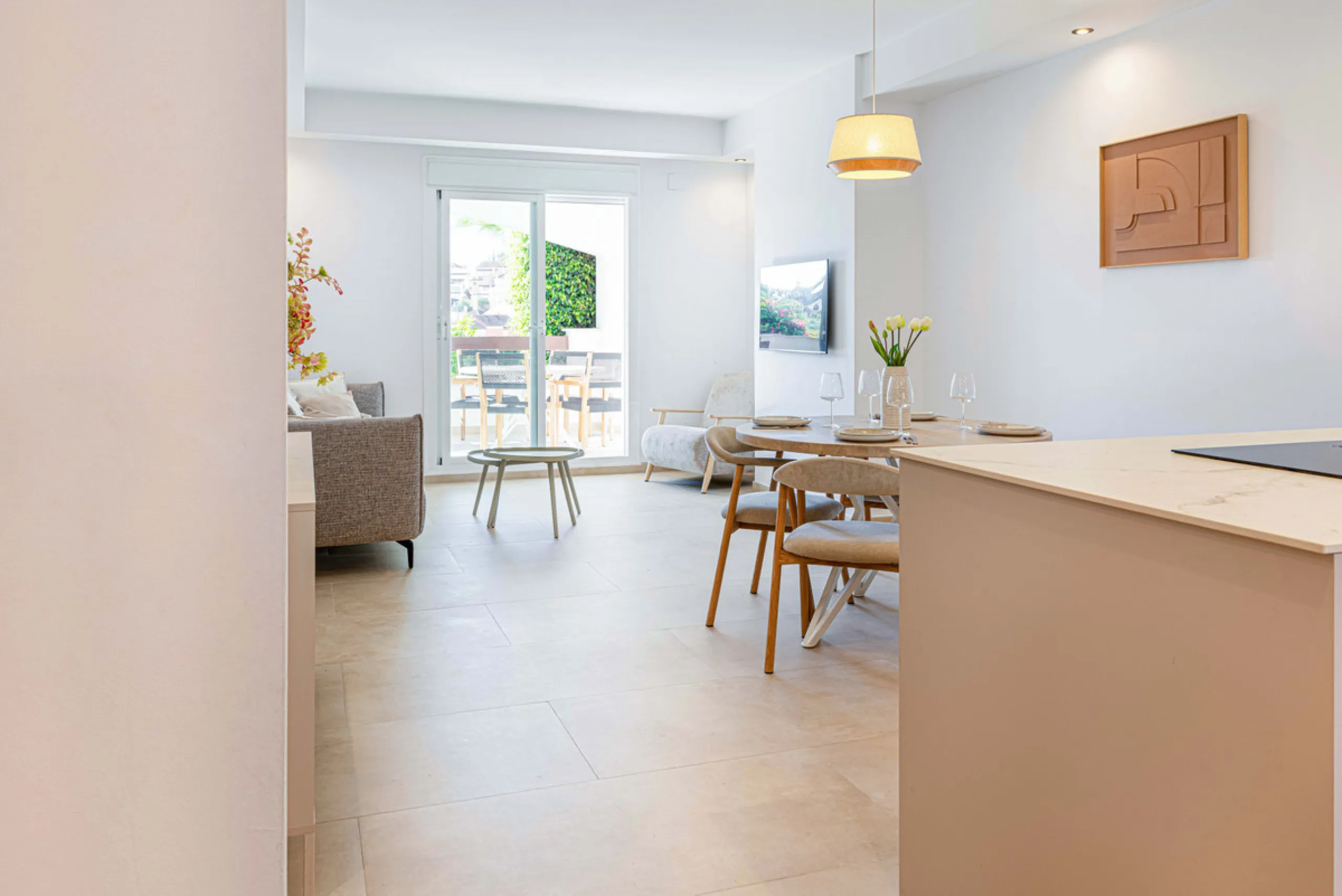 This stunning 2-bedroom, 2-bathroom apartment is located in the sought-after Aloha Royal development in Nueva Andalucía, Marbella. Recently fully renovated, the property is presented in immaculate condition, with all fixtures, fittings, and appliances bra