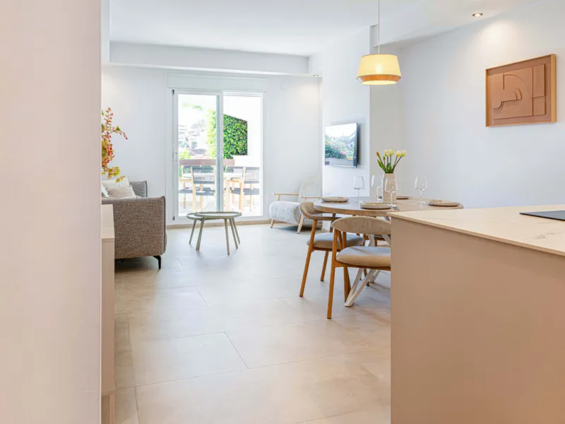 This stunning 2-bedroom, 2-bathroom apartment is located in the sought-after Aloha Royal development in Nueva Andalucía, Marbella. Recently fully renovated, the property is presented in immaculate condition, with all fixtures, fittings, and appliances bra