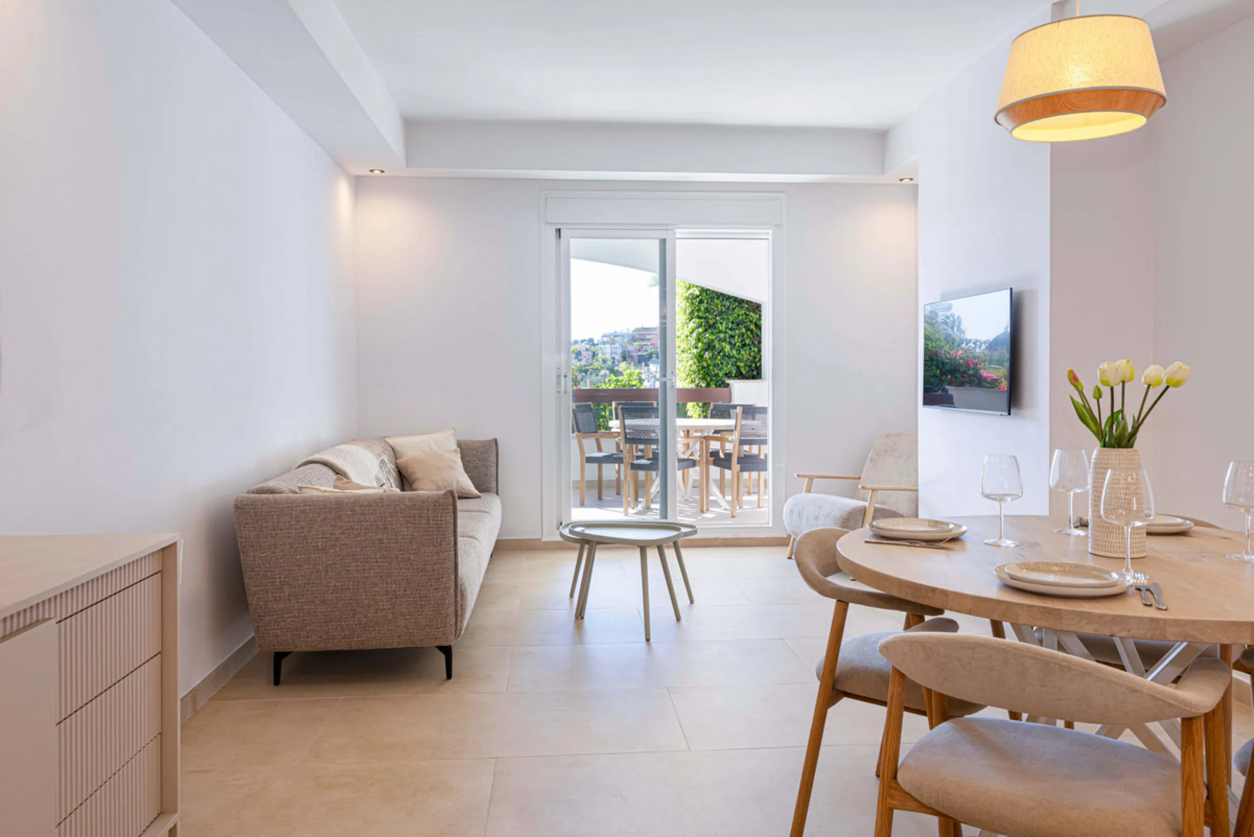 This stunning 2-bedroom, 2-bathroom apartment is located in the sought-after Aloha Royal development in Nueva Andalucía, Marbella. Recently fully renovated, the property is presented in immaculate condition, with all fixtures, fittings, and appliances bra