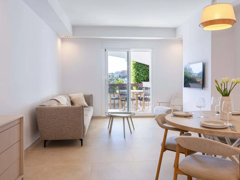 This stunning 2-bedroom, 2-bathroom apartment is located in the sought-after Aloha Royal development in Nueva Andalucía, Marbella. Recently fully renovated, the property is presented in immaculate condition, with all fixtures, fittings, and appliances bra