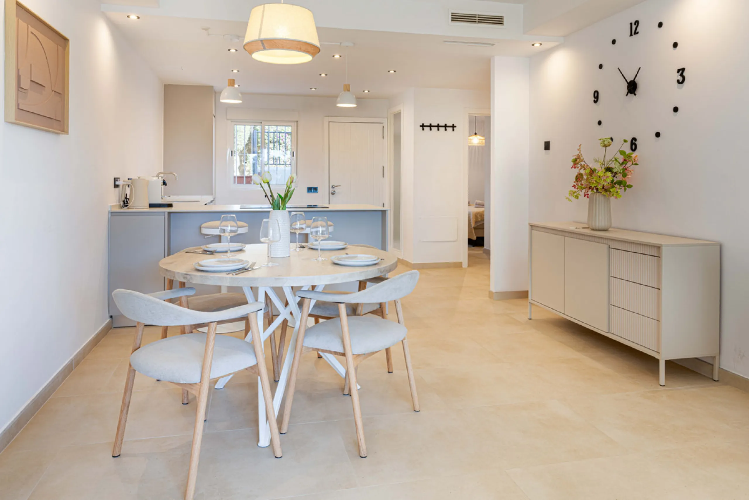 This stunning 2-bedroom, 2-bathroom apartment is located in the sought-after Aloha Royal development in Nueva Andalucía, Marbella. Recently fully renovated, the property is presented in immaculate condition, with all fixtures, fittings, and appliances bra
