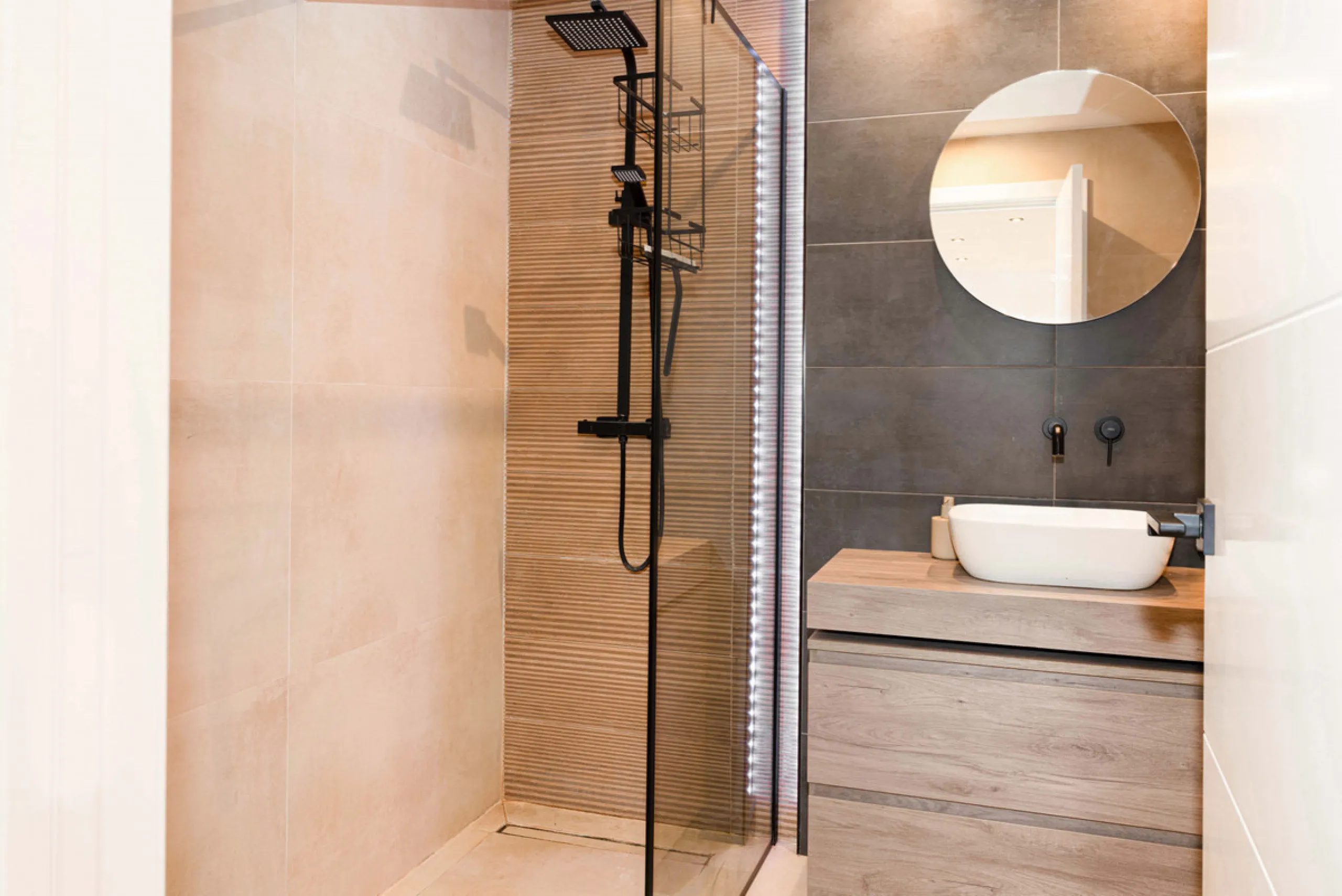 This stunning 2-bedroom, 2-bathroom apartment is located in the sought-after Aloha Royal development in Nueva Andalucía, Marbella. Recently fully renovated, the property is presented in immaculate condition, with all fixtures, fittings, and appliances bra