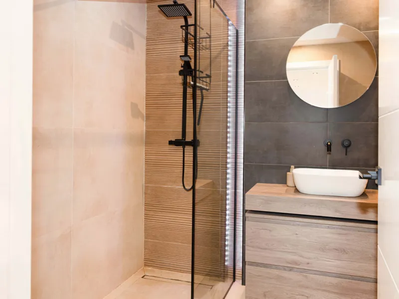 This stunning 2-bedroom, 2-bathroom apartment is located in the sought-after Aloha Royal development in Nueva Andalucía, Marbella. Recently fully renovated, the property is presented in immaculate condition, with all fixtures, fittings, and appliances bra