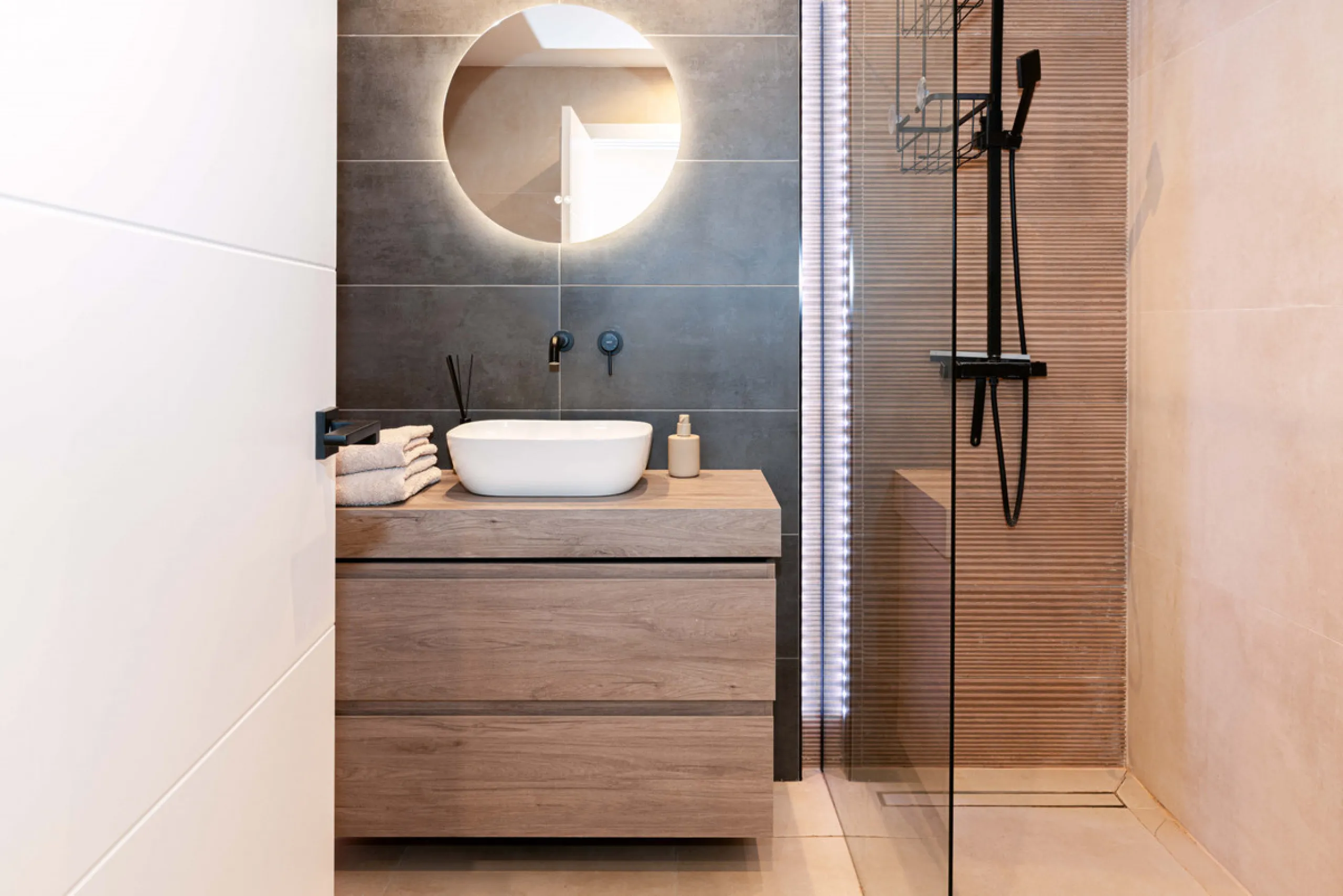 This stunning 2-bedroom, 2-bathroom apartment is located in the sought-after Aloha Royal development in Nueva Andalucía, Marbella. Recently fully renovated, the property is presented in immaculate condition, with all fixtures, fittings, and appliances bra