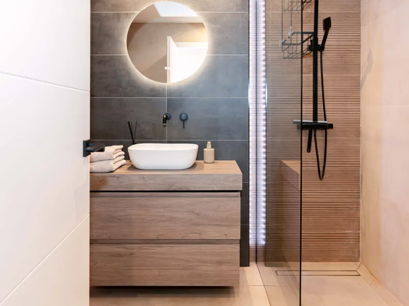 This stunning 2-bedroom, 2-bathroom apartment is located in the sought-after Aloha Royal development in Nueva Andalucía, Marbella. Recently fully renovated, the property is presented in immaculate condition, with all fixtures, fittings, and appliances bra