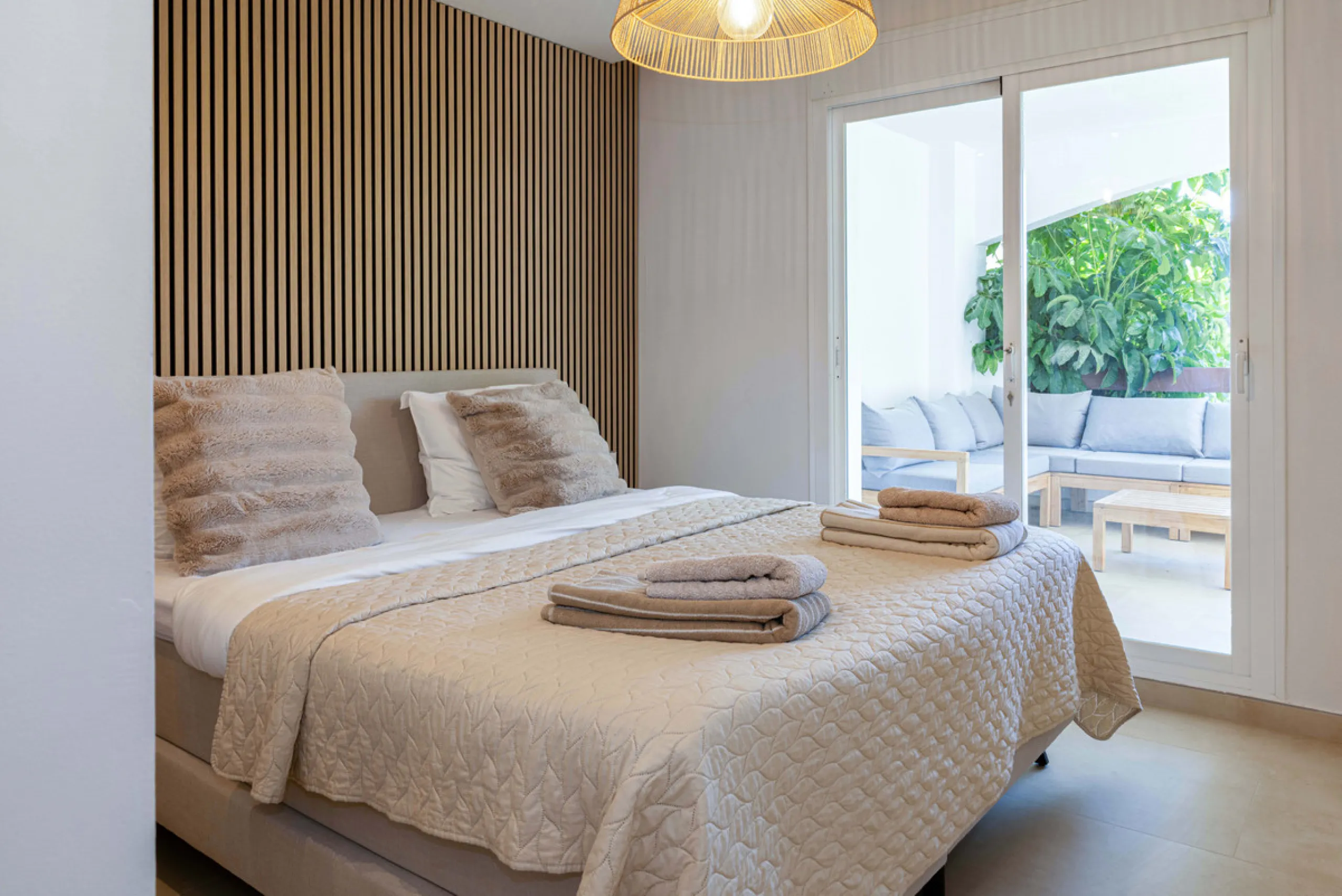 This stunning 2-bedroom, 2-bathroom apartment is located in the sought-after Aloha Royal development in Nueva Andalucía, Marbella. Recently fully renovated, the property is presented in immaculate condition, with all fixtures, fittings, and appliances bra