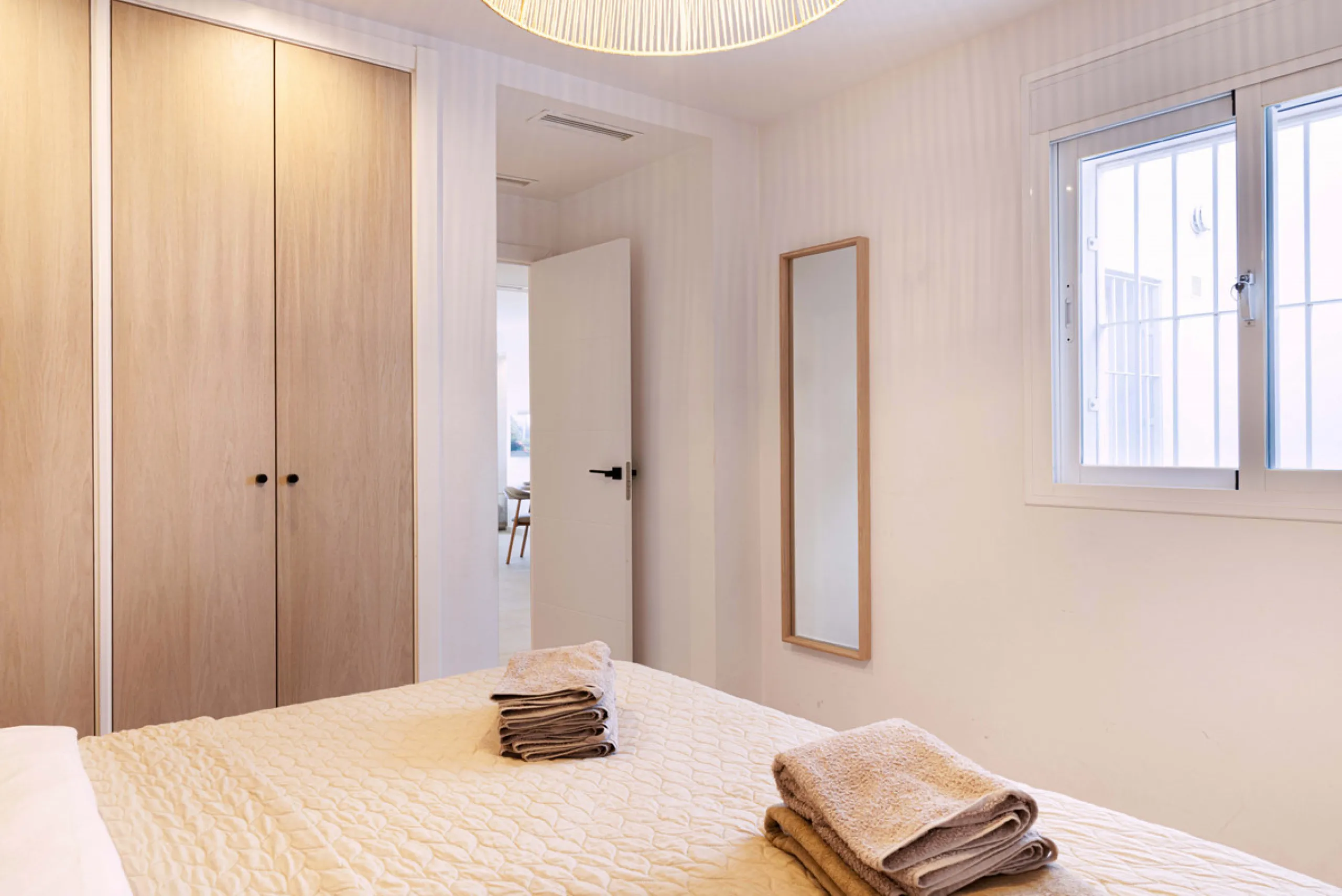 This stunning 2-bedroom, 2-bathroom apartment is located in the sought-after Aloha Royal development in Nueva Andalucía, Marbella. Recently fully renovated, the property is presented in immaculate condition, with all fixtures, fittings, and appliances bra