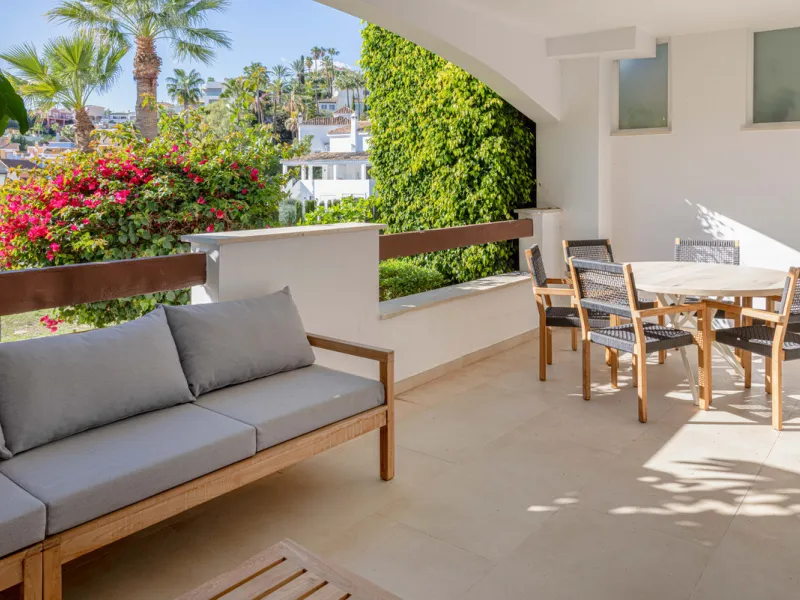 This stunning 2-bedroom, 2-bathroom apartment is located in the sought-after Aloha Royal development in Nueva Andalucía, Marbella. Recently fully renovated, the property is presented in immaculate condition, with all fixtures, fittings, and appliances bra