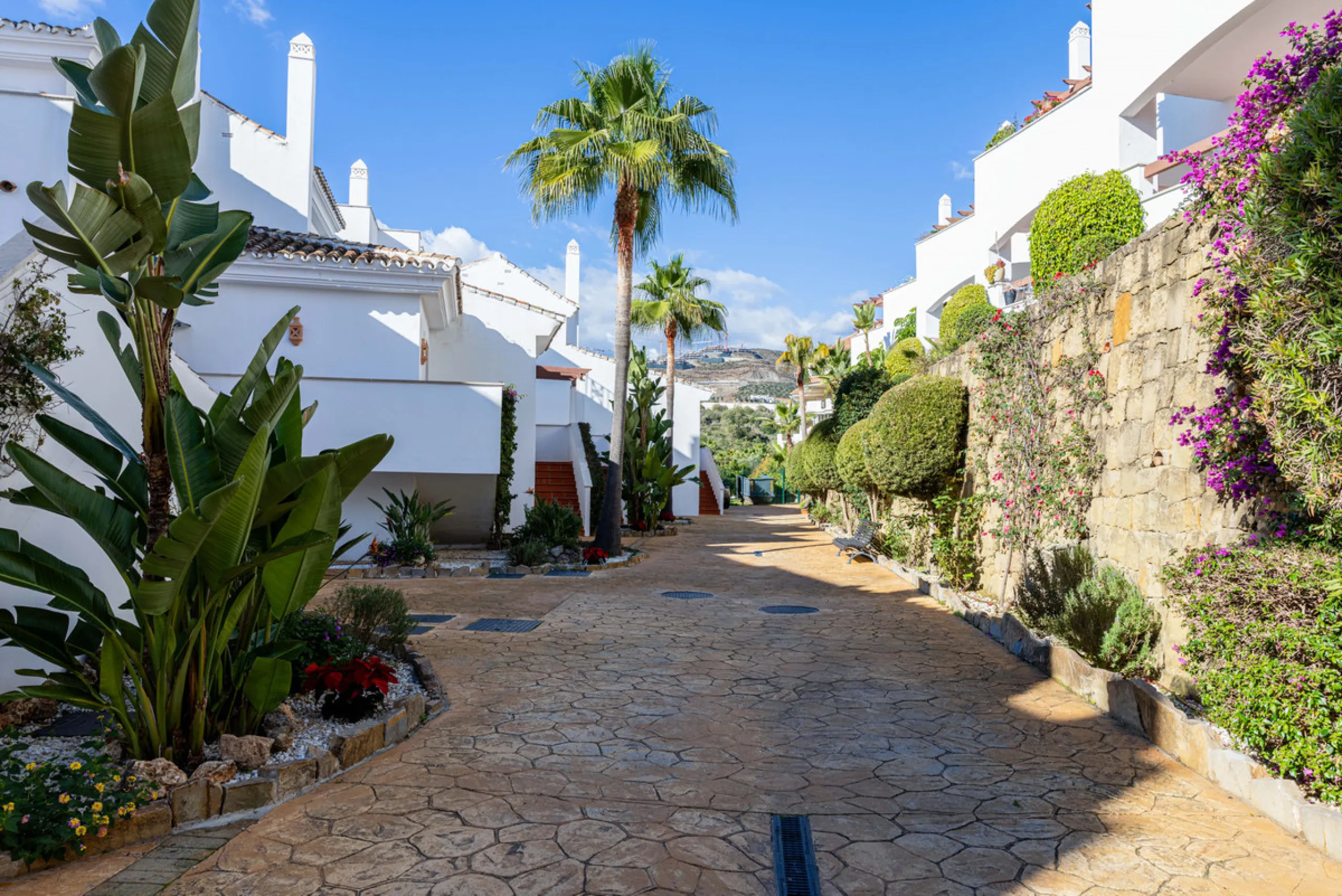 This stunning 2-bedroom, 2-bathroom apartment is located in the sought-after Aloha Royal development in Nueva Andalucía, Marbella. Recently fully renovated, the property is presented in immaculate condition, with all fixtures, fittings, and appliances bra