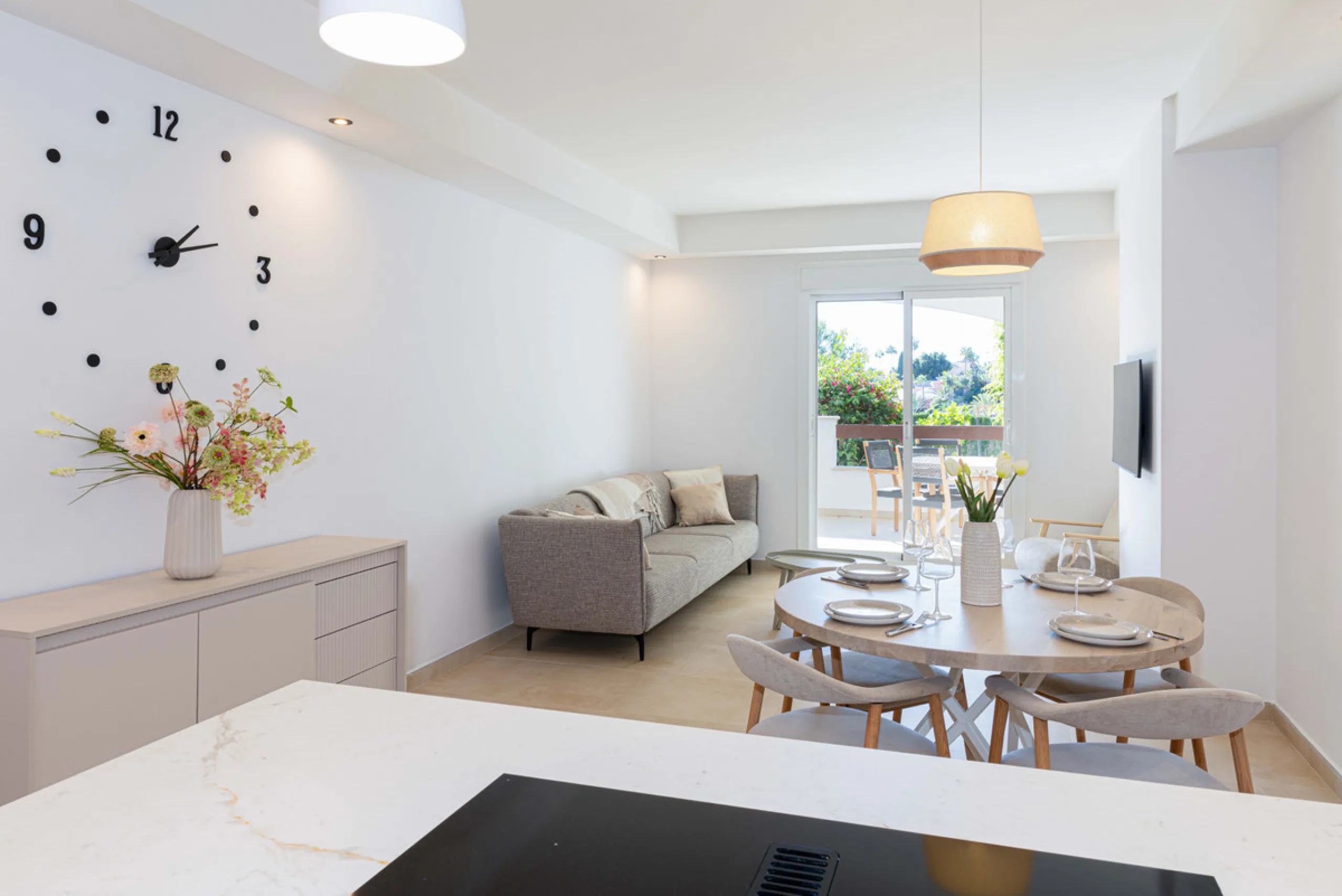 This stunning 2-bedroom, 2-bathroom apartment is located in the sought-after Aloha Royal development in Nueva Andalucía, Marbella. Recently fully renovated, the property is presented in immaculate condition, with all fixtures, fittings, and appliances bra
