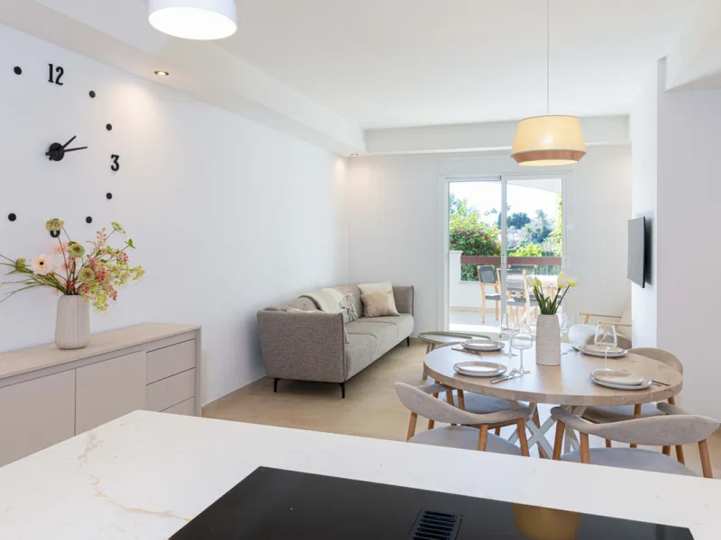 This stunning 2-bedroom, 2-bathroom apartment is located in the sought-after Aloha Royal development in Nueva Andalucía, Marbella. Recently fully renovated, the property is presented in immaculate condition, with all fixtures, fittings, and appliances bra