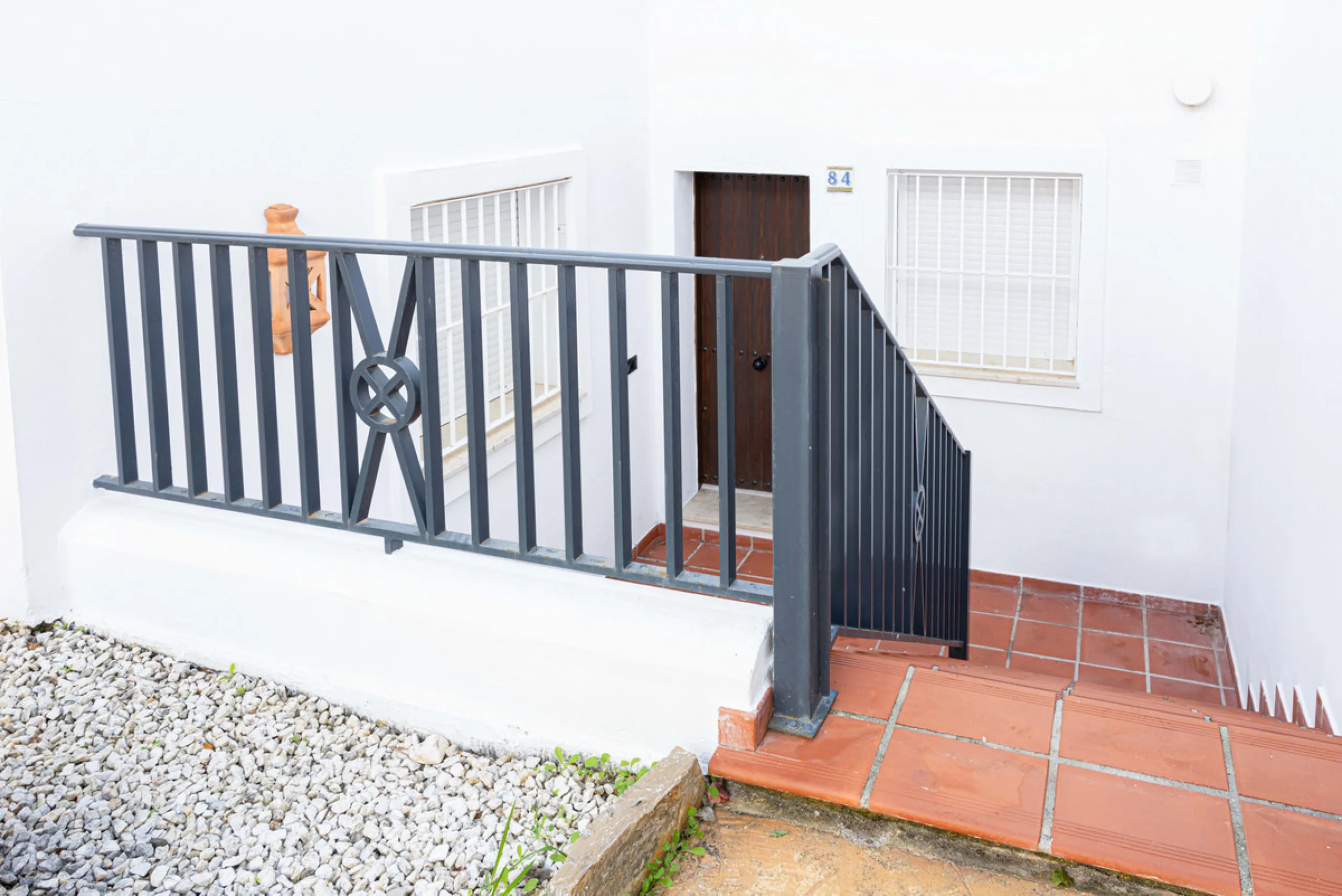 This stunning 2-bedroom, 2-bathroom apartment is located in the sought-after Aloha Royal development in Nueva Andalucía, Marbella. Recently fully renovated, the property is presented in immaculate condition, with all fixtures, fittings, and appliances bra