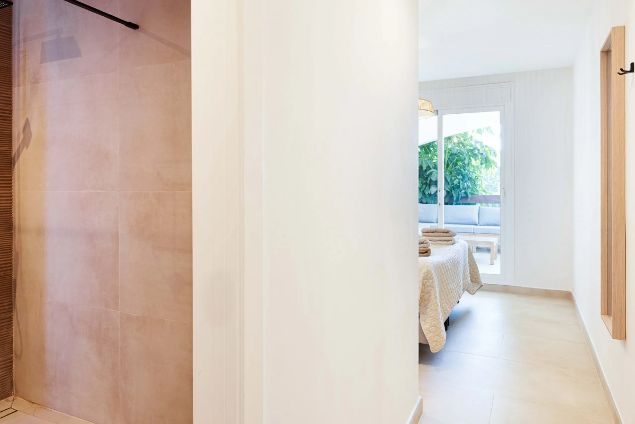 This stunning 2-bedroom, 2-bathroom apartment is located in the sought-after Aloha Royal development in Nueva Andalucía, Marbella. Recently fully renovated, the property is presented in immaculate condition, with all fixtures, fittings, and appliances bra