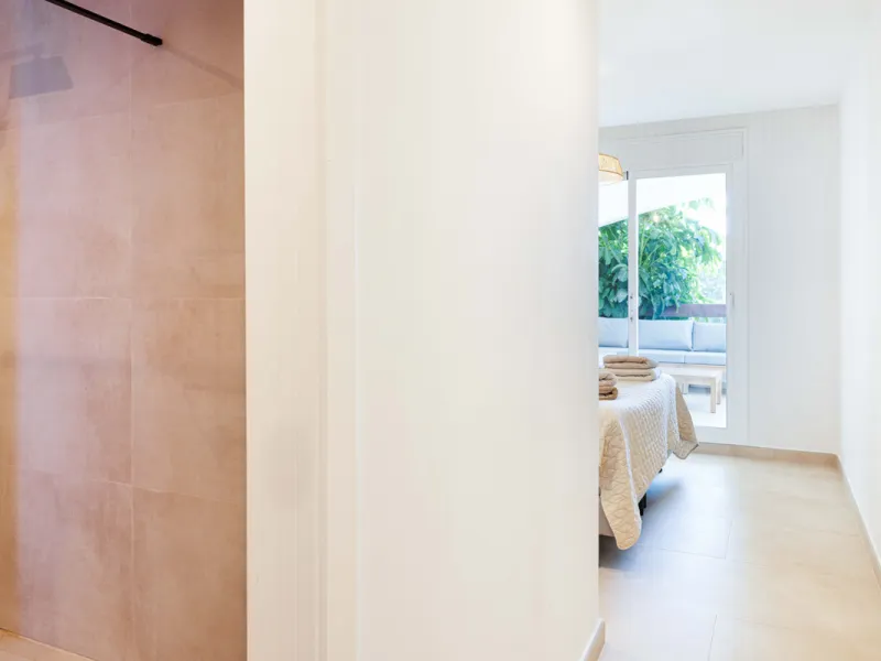 This stunning 2-bedroom, 2-bathroom apartment is located in the sought-after Aloha Royal development in Nueva Andalucía, Marbella. Recently fully renovated, the property is presented in immaculate condition, with all fixtures, fittings, and appliances bra