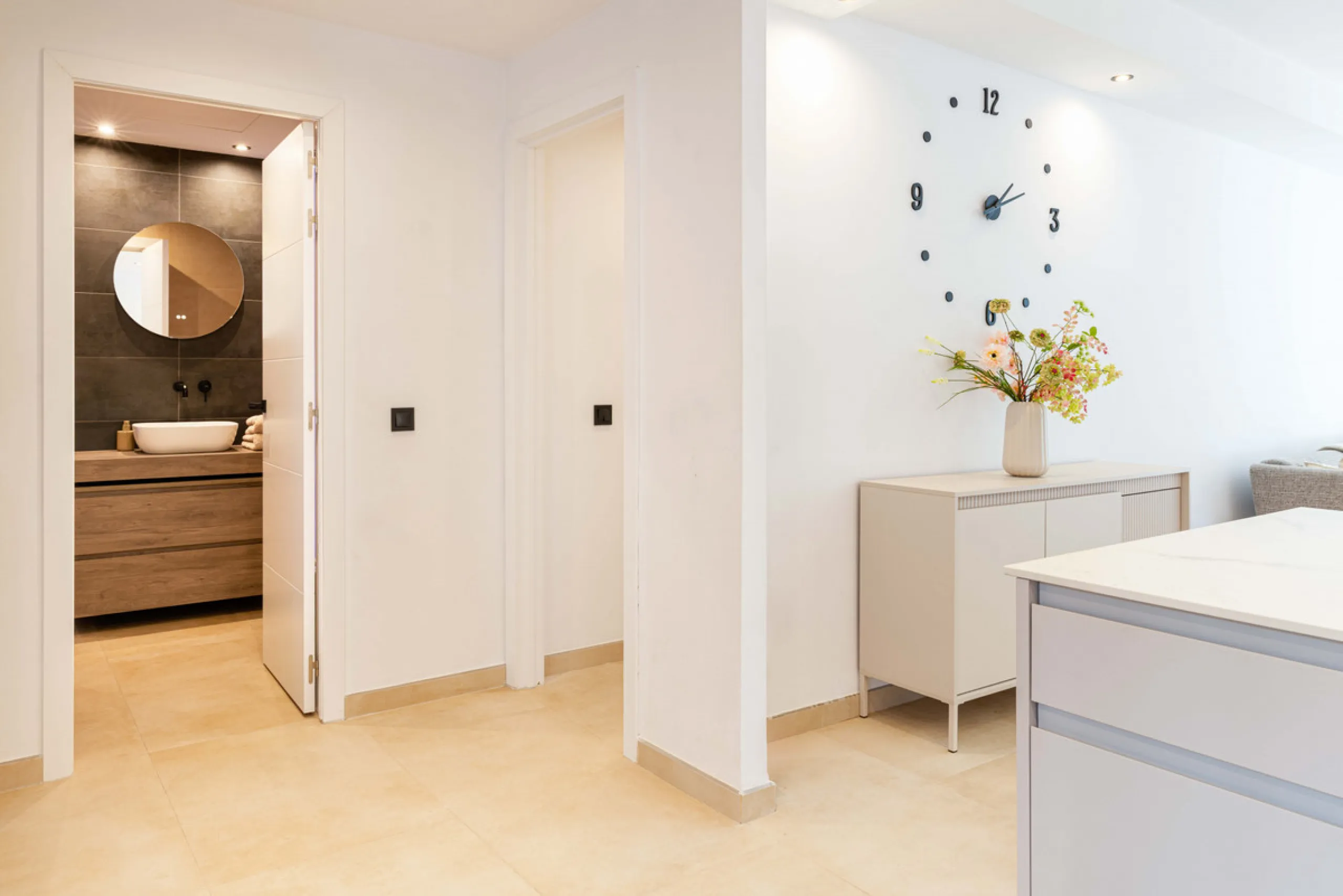 This stunning 2-bedroom, 2-bathroom apartment is located in the sought-after Aloha Royal development in Nueva Andalucía, Marbella. Recently fully renovated, the property is presented in immaculate condition, with all fixtures, fittings, and appliances bra