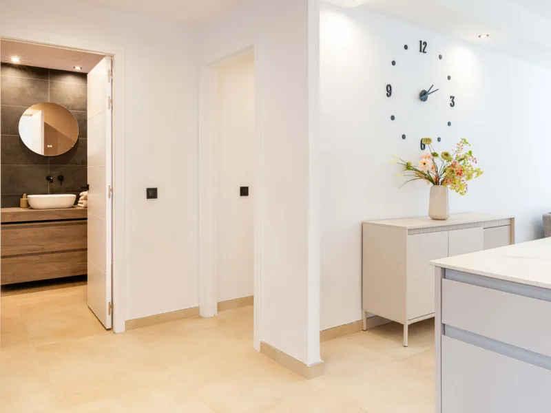 This stunning 2-bedroom, 2-bathroom apartment is located in the sought-after Aloha Royal development in Nueva Andalucía, Marbella. Recently fully renovated, the property is presented in immaculate condition, with all fixtures, fittings, and appliances bra