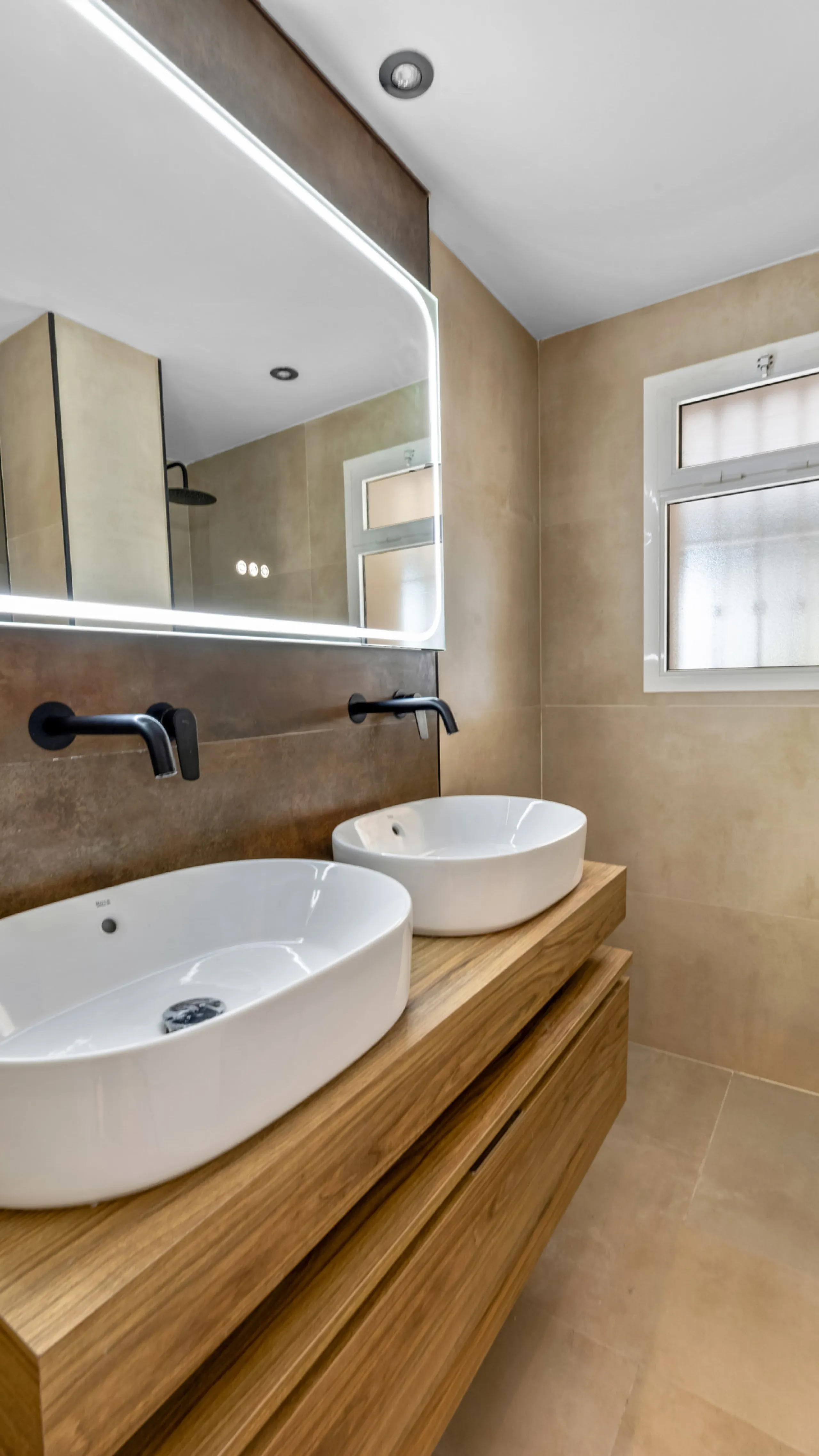 This beautifully renovated and fully furnished three-bedroom apartment is located in the highly sought-after residential area of Las Brisas, one of Marbella's most desirable and peaceful neighborhoods.