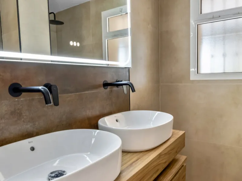 This beautifully renovated and fully furnished three-bedroom apartment is located in the highly sought-after residential area of Las Brisas, one of Marbella's most desirable and peaceful neighborhoods.
