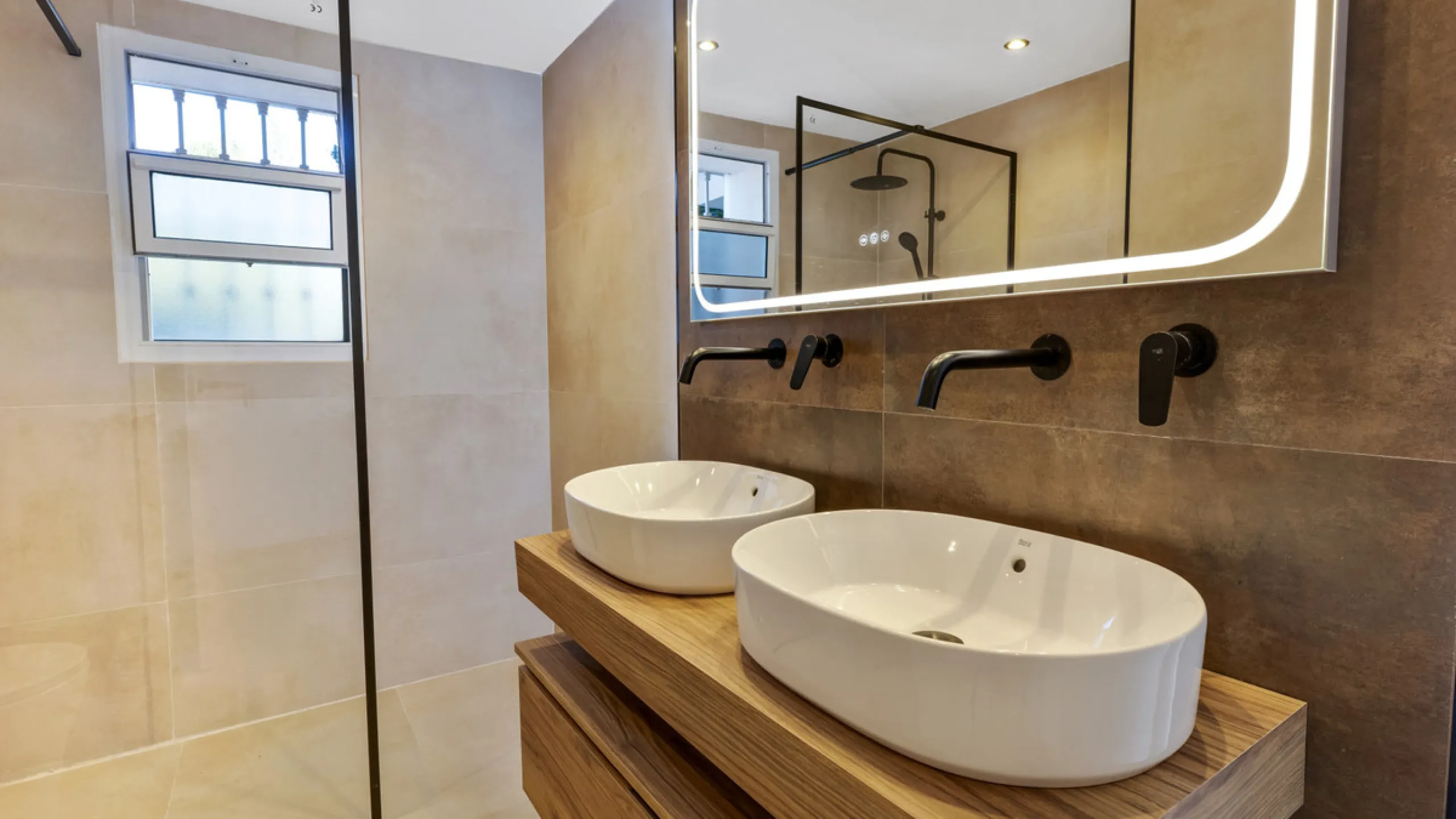 This beautifully renovated and fully furnished three-bedroom apartment is located in the highly sought-after residential area of Las Brisas, one of Marbella's most desirable and peaceful neighborhoods.