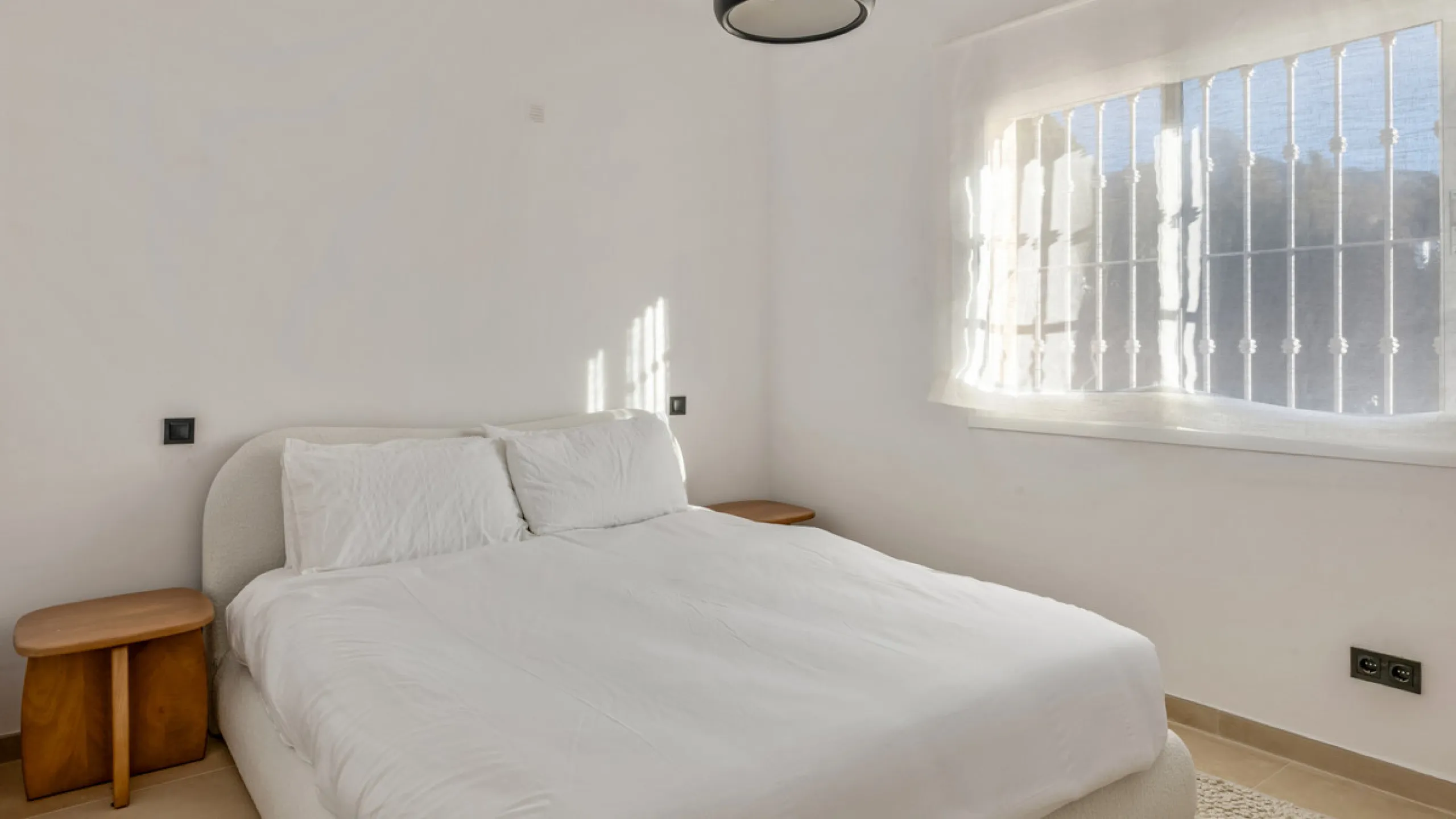 This beautifully renovated and fully furnished three-bedroom apartment is located in the highly sought-after residential area of Las Brisas, one of Marbella's most desirable and peaceful neighborhoods.