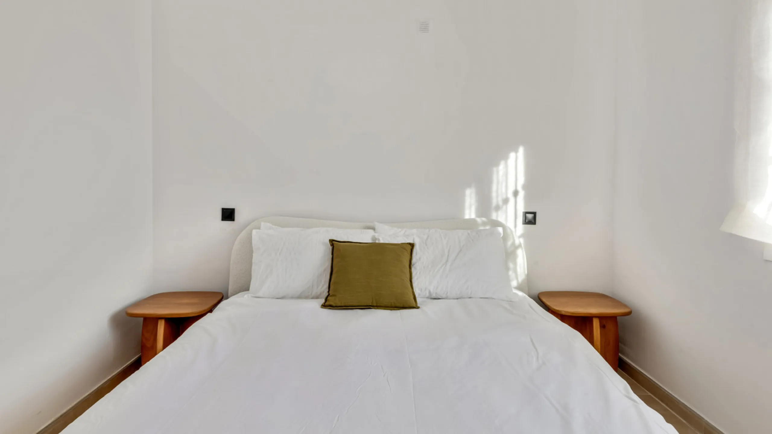 This beautifully renovated and fully furnished three-bedroom apartment is located in the highly sought-after residential area of Las Brisas, one of Marbella's most desirable and peaceful neighborhoods.