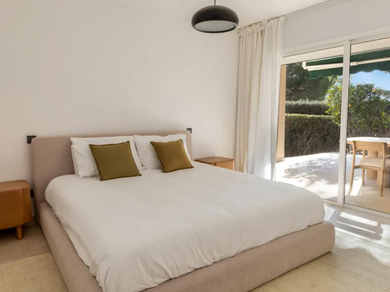 This beautifully renovated and fully furnished three-bedroom apartment is located in the highly sought-after residential area of Las Brisas, one of Marbella's most desirable and peaceful neighborhoods.
