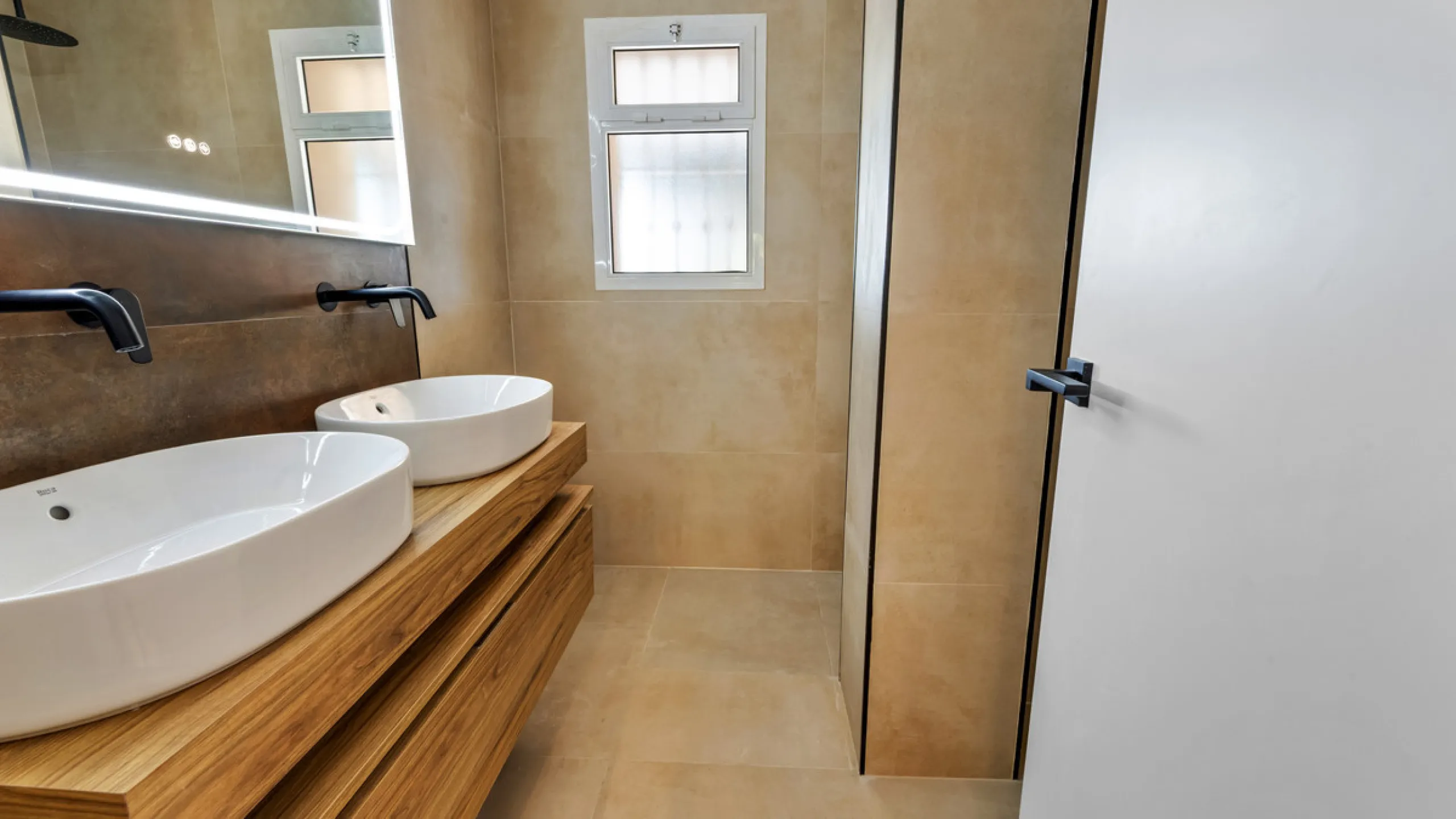 This beautifully renovated and fully furnished three-bedroom apartment is located in the highly sought-after residential area of Las Brisas, one of Marbella's most desirable and peaceful neighborhoods.