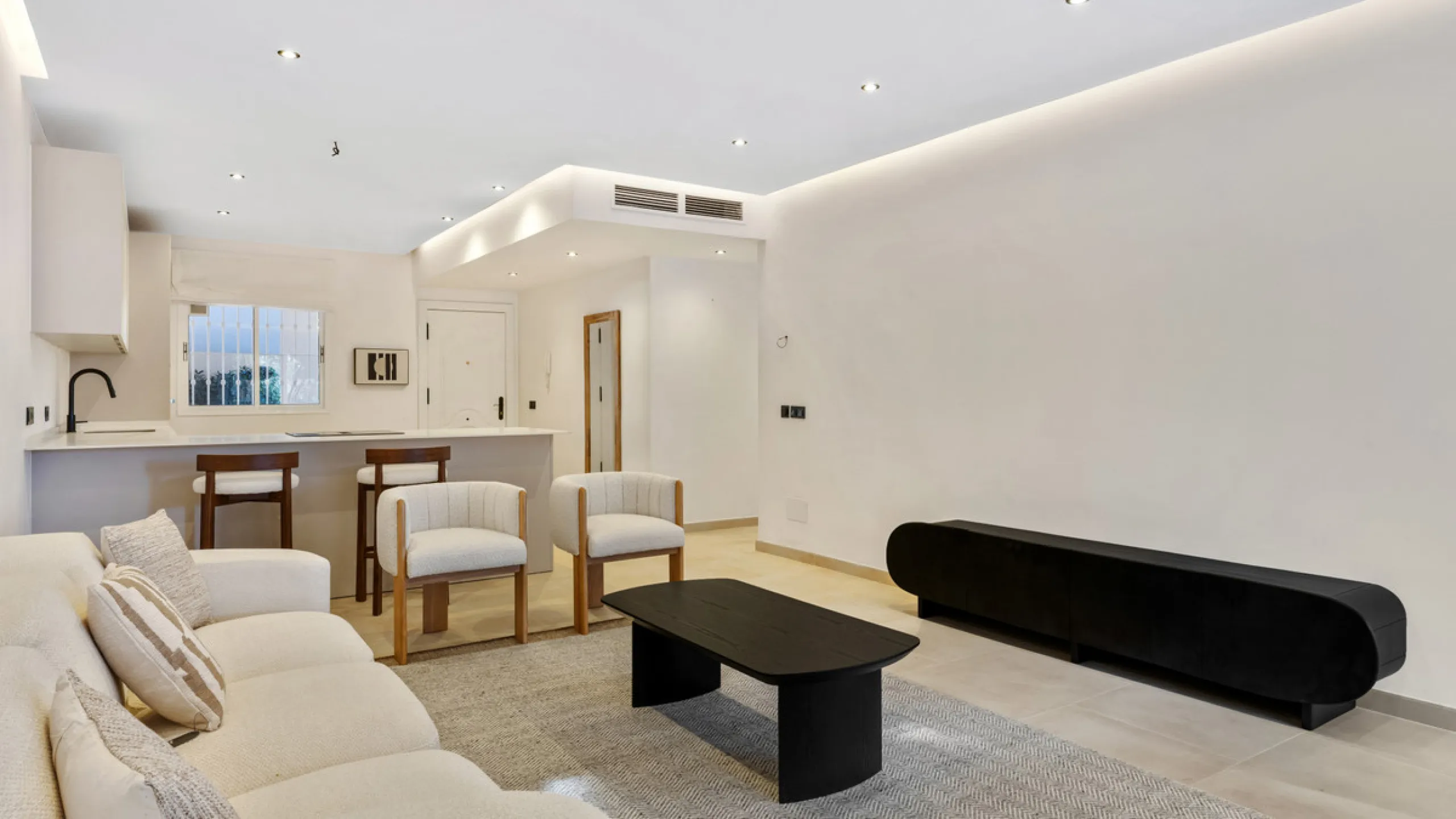 This beautifully renovated and fully furnished three-bedroom apartment is located in the highly sought-after residential area of Las Brisas, one of Marbella's most desirable and peaceful neighborhoods.