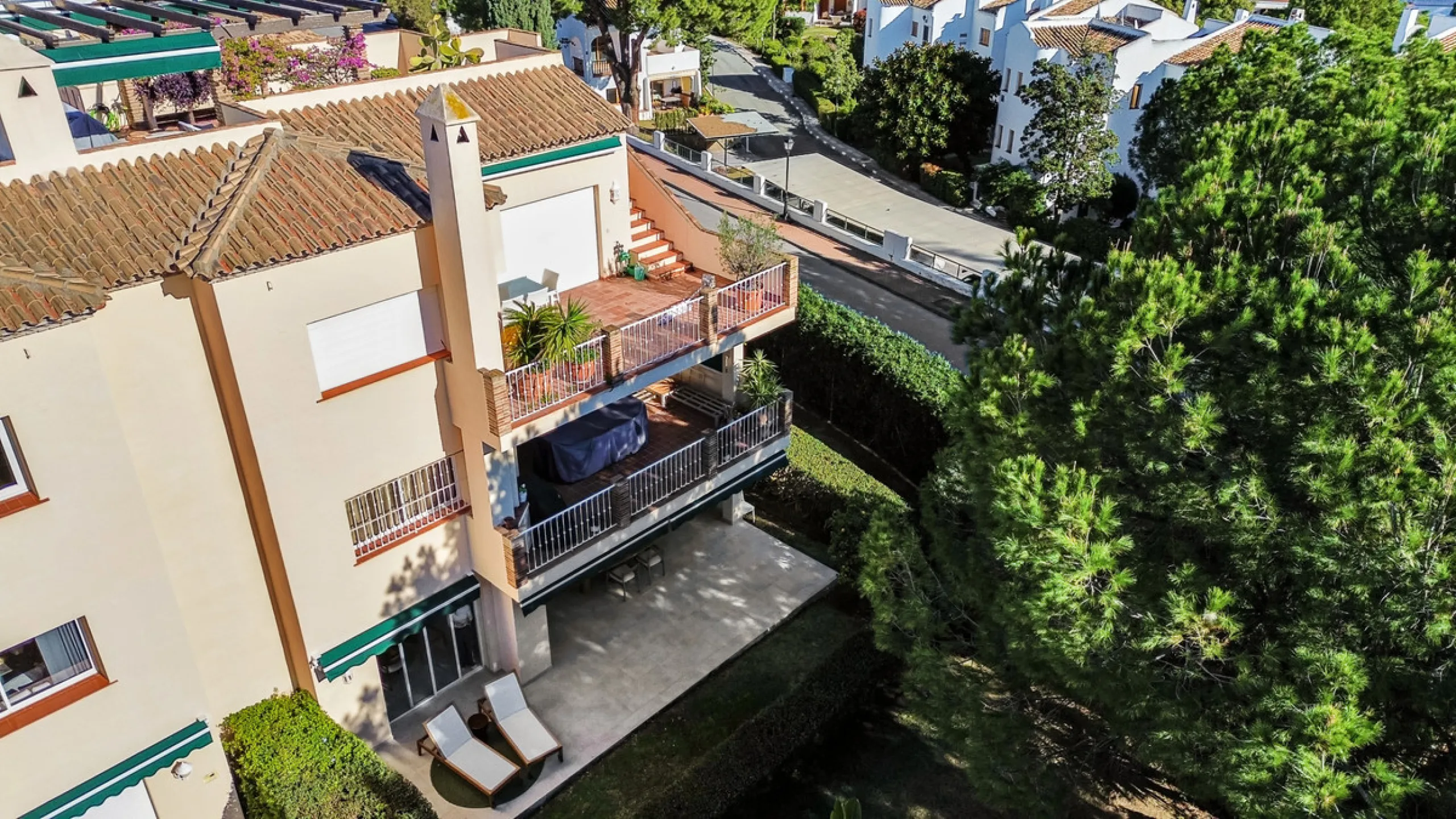 This beautifully renovated and fully furnished three-bedroom apartment is located in the highly sought-after residential area of Las Brisas, one of Marbella's most desirable and peaceful neighborhoods.