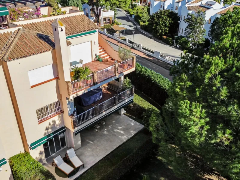 This beautifully renovated and fully furnished three-bedroom apartment is located in the highly sought-after residential area of Las Brisas, one of Marbella's most desirable and peaceful neighborhoods.
