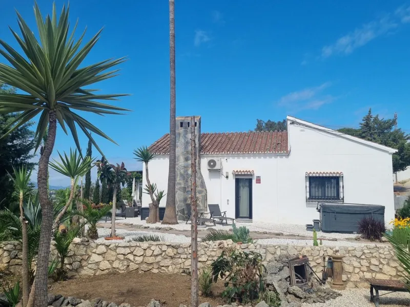 House - Detached Villa в продаже в Alhaurín de la Torre, Málaga. В доме 4 спален и 4 ванных комнат. Площадь дома 235 м². Площадь участка 2676 м²