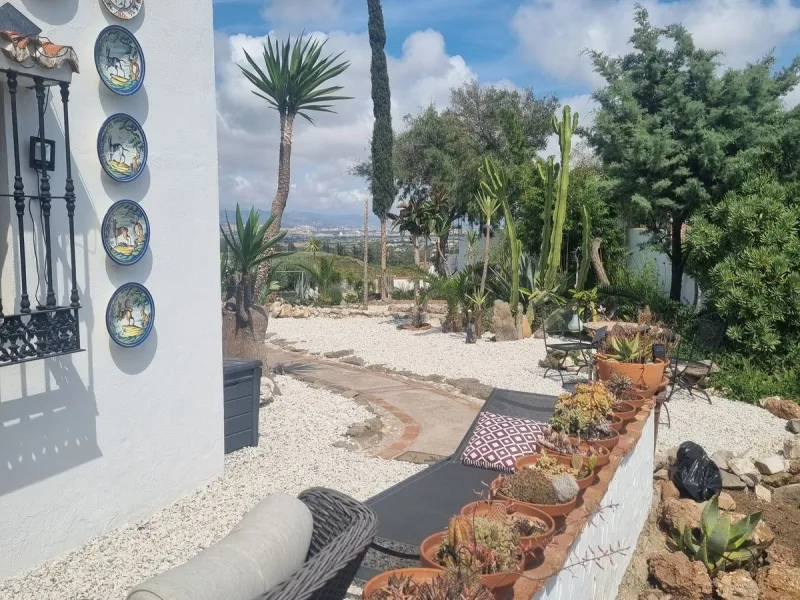 House - Detached Villa в продаже в Alhaurín de la Torre, Málaga. В доме 4 спален и 4 ванных комнат. Площадь дома 235 м². Площадь участка 2676 м²