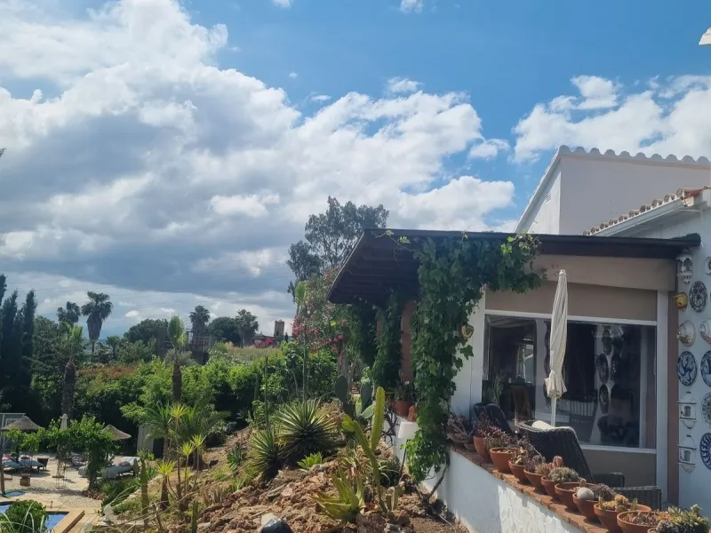 House - Detached Villa в продаже в Alhaurín de la Torre, Málaga. В доме 4 спален и 4 ванных комнат. Площадь дома 235 м². Площадь участка 2676 м²