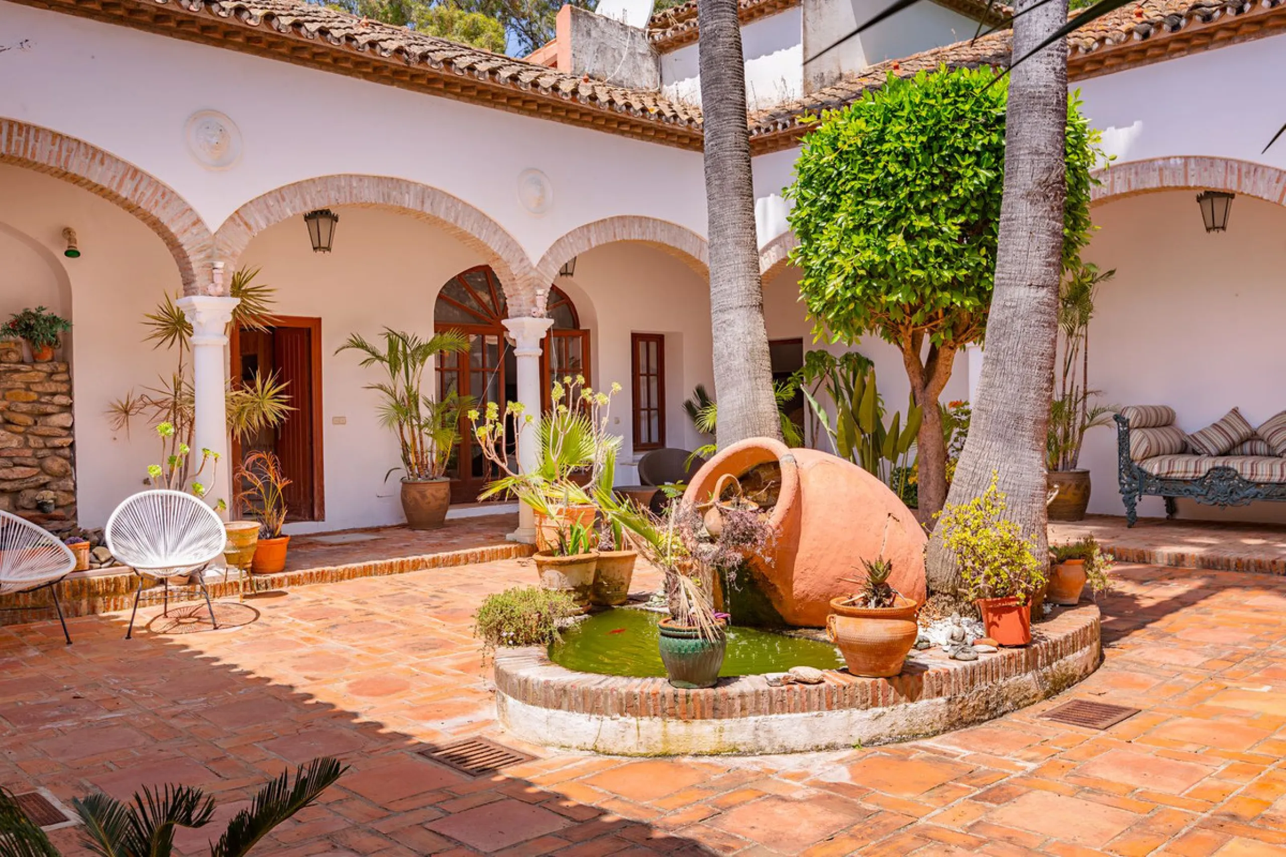 An outstanding opportunity presents itself in the heart of the Costa del Sol: the Roman Oasis, a distinctive finca set just 3 kilometres from the sandy shores of San Luis de Sabinillas and Manilva. This exceptional estate combines authentic Andalusian atm