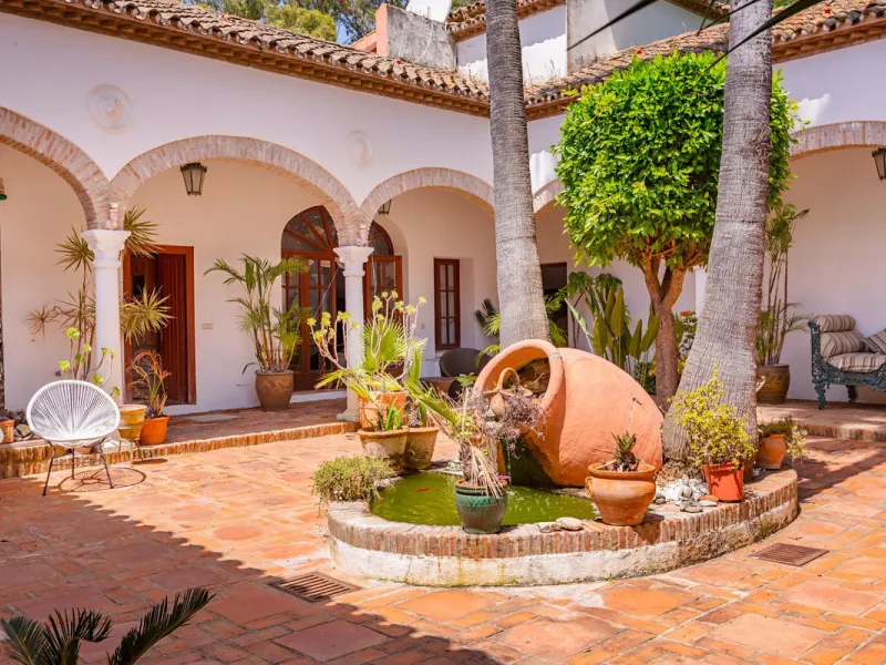 An outstanding opportunity presents itself in the heart of the Costa del Sol: the Roman Oasis, a distinctive finca set just 3 kilometres from the sandy shores of San Luis de Sabinillas and Manilva. This exceptional estate combines authentic Andalusian atm