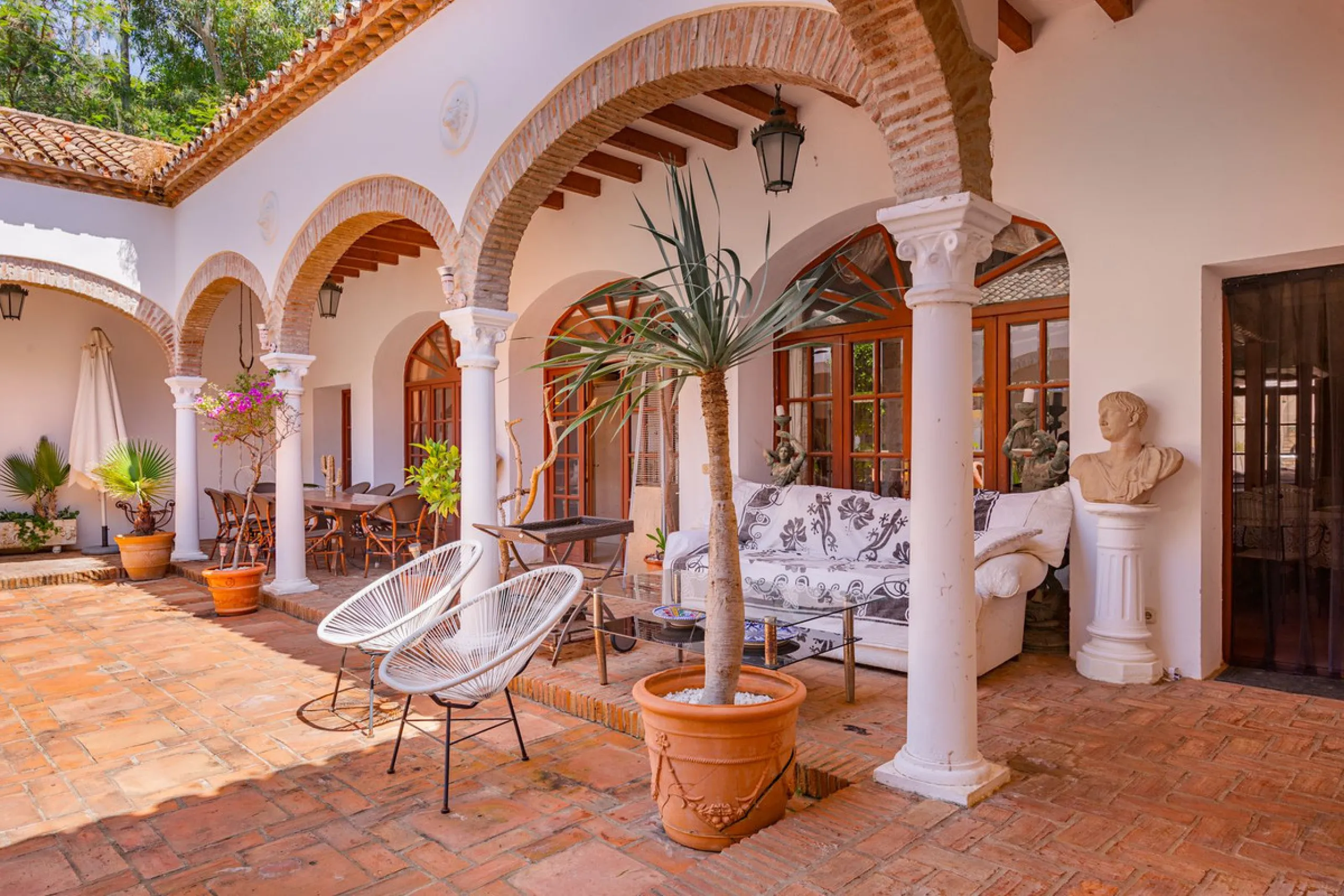 An outstanding opportunity presents itself in the heart of the Costa del Sol: the Roman Oasis, a distinctive finca set just 3 kilometres from the sandy shores of San Luis de Sabinillas and Manilva. This exceptional estate combines authentic Andalusian atm