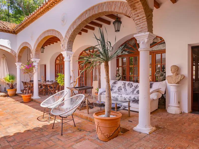An outstanding opportunity presents itself in the heart of the Costa del Sol: the Roman Oasis, a distinctive finca set just 3 kilometres from the sandy shores of San Luis de Sabinillas and Manilva. This exceptional estate combines authentic Andalusian atm