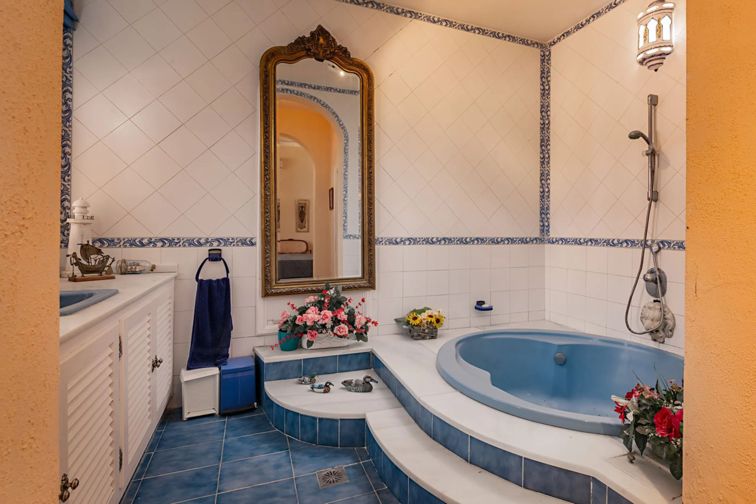An outstanding opportunity presents itself in the heart of the Costa del Sol: the Roman Oasis, a distinctive finca set just 3 kilometres from the sandy shores of San Luis de Sabinillas and Manilva. This exceptional estate combines authentic Andalusian atm